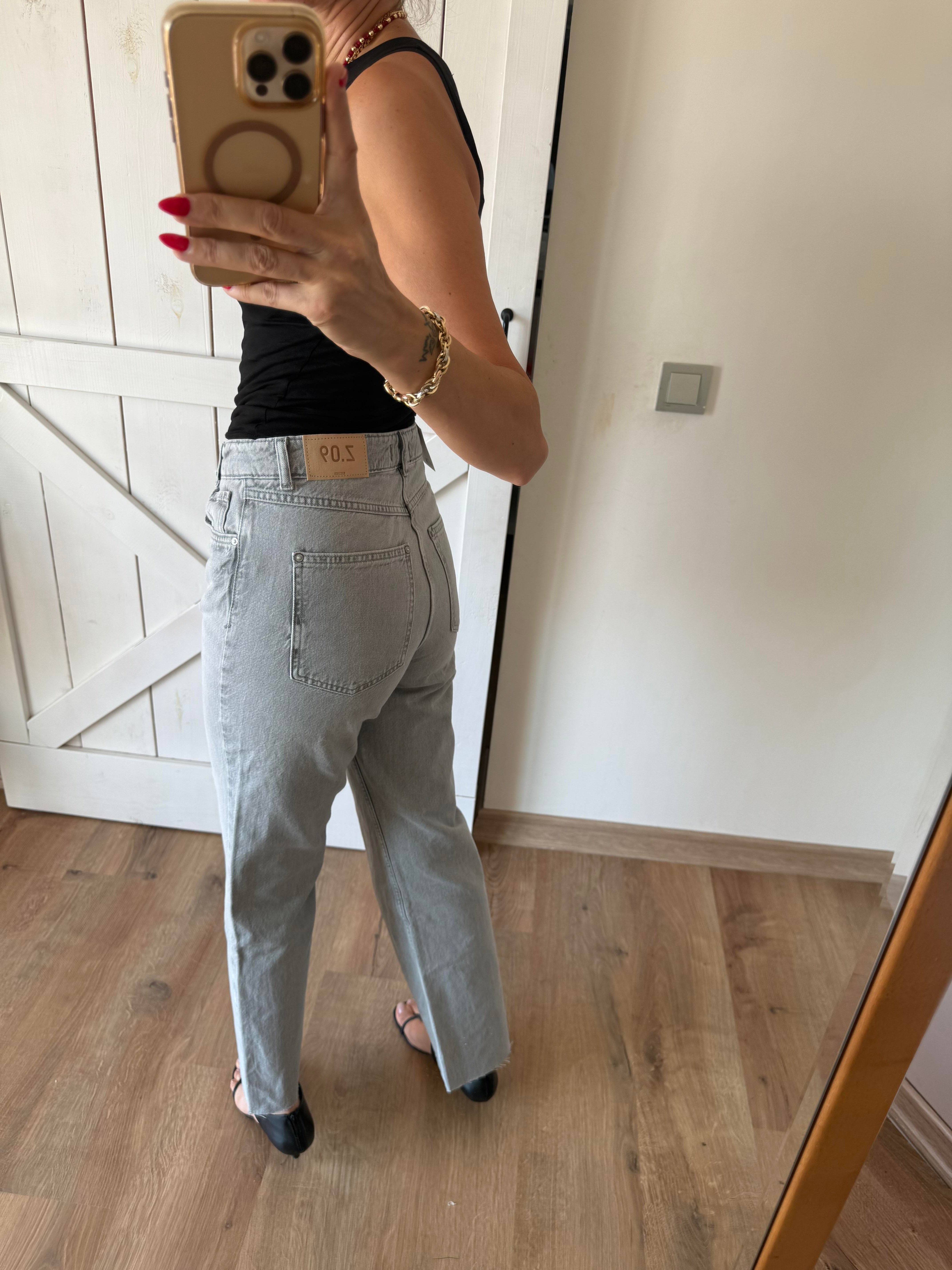 Gri Asimetrik Bel Detaylı Kesik Paça Jean