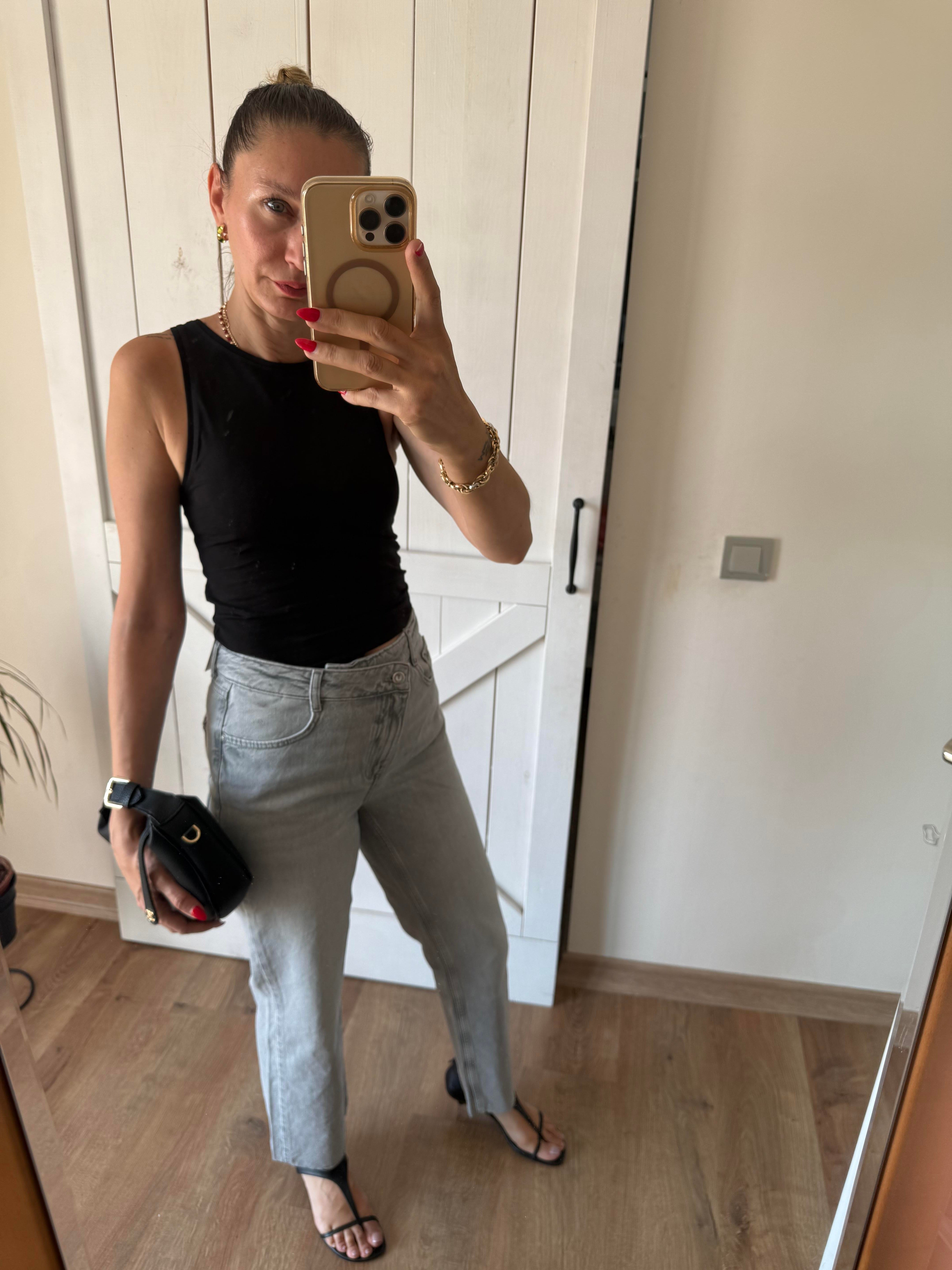 Gri Asimetrik Bel Detaylı Kesik Paça Jean