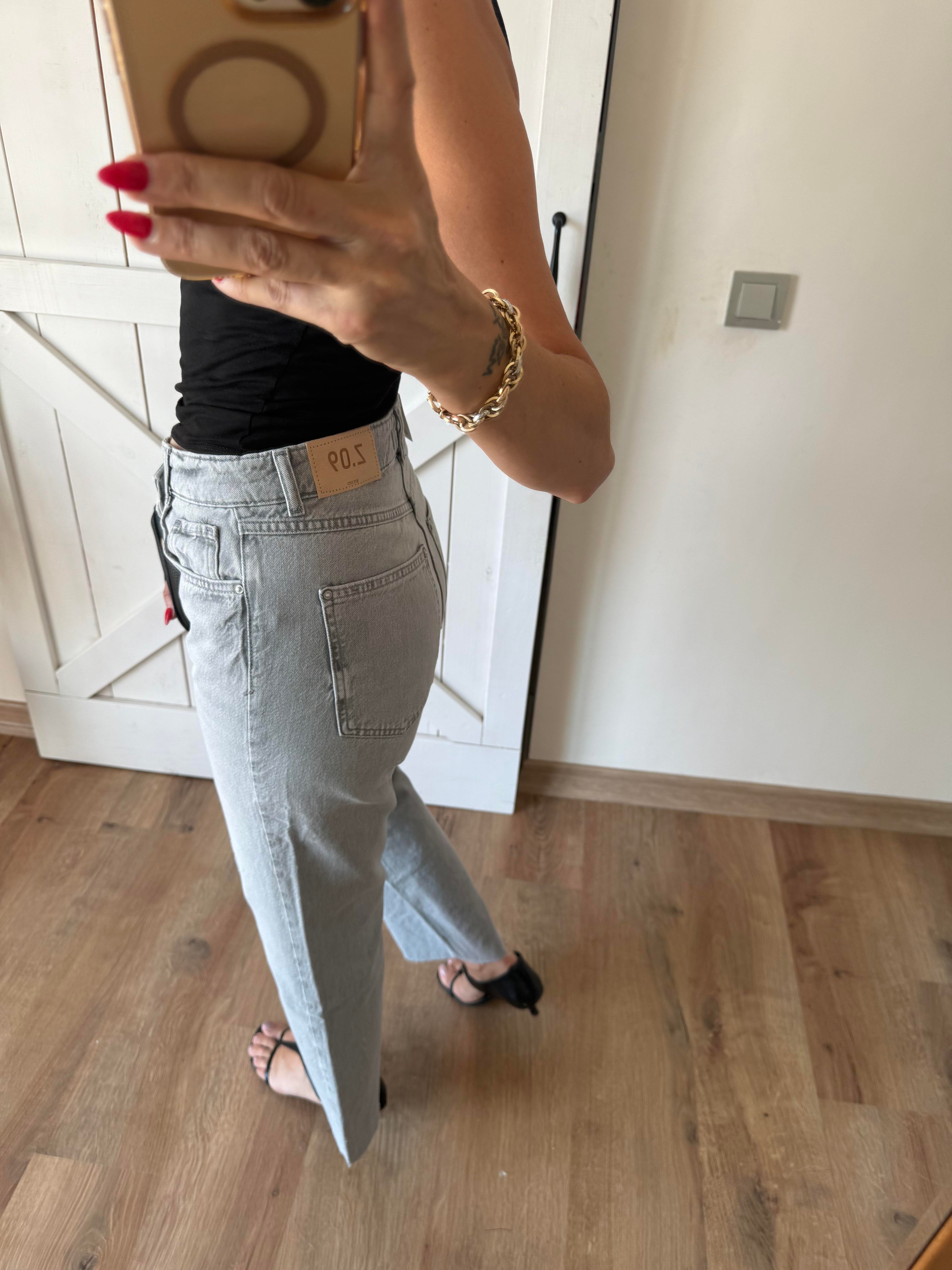 Gri Asimetrik Bel Detaylı Kesik Paça Jean