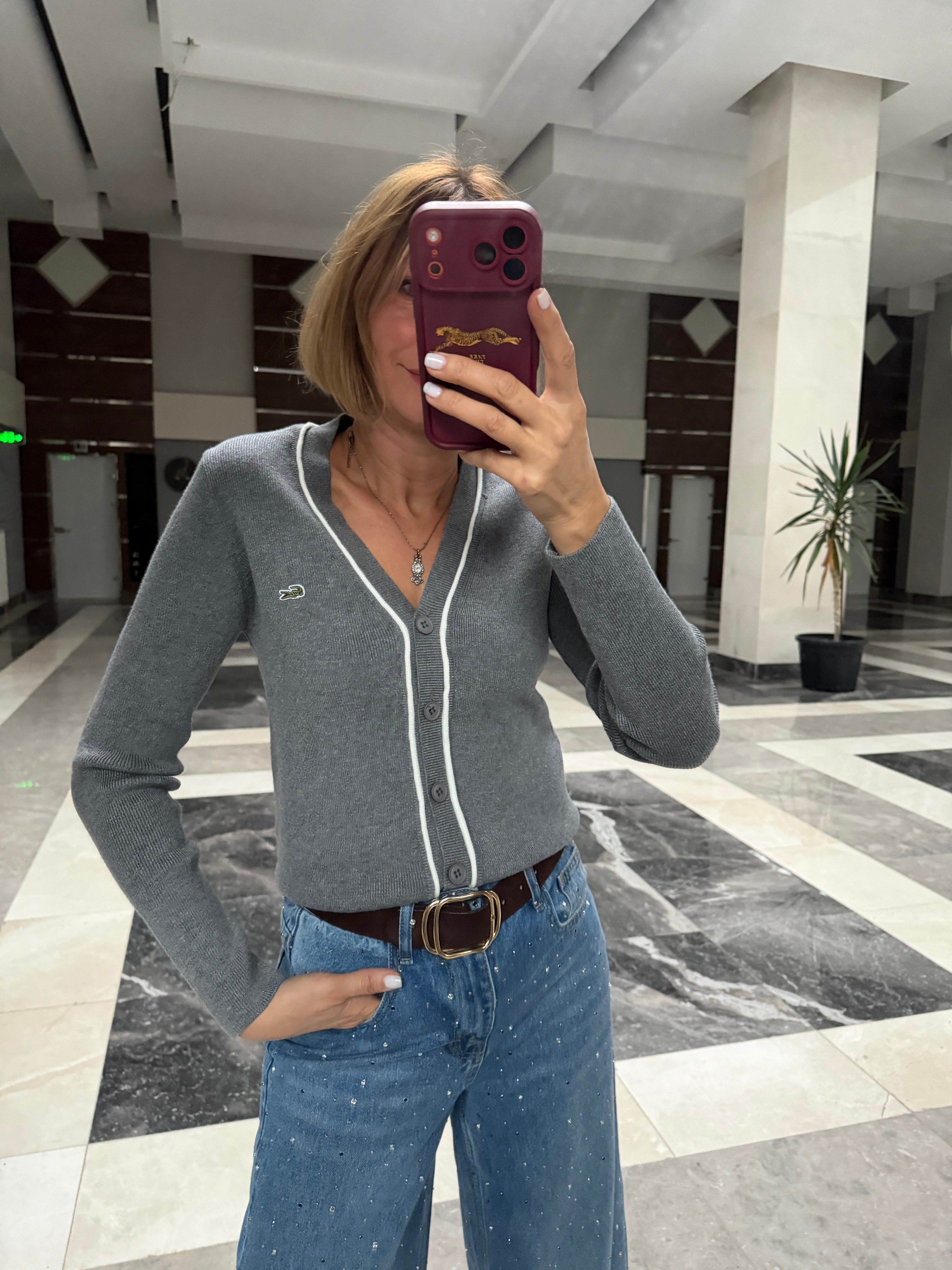 Gri Logolu Biyeli Nefis Düğmeli Hırka