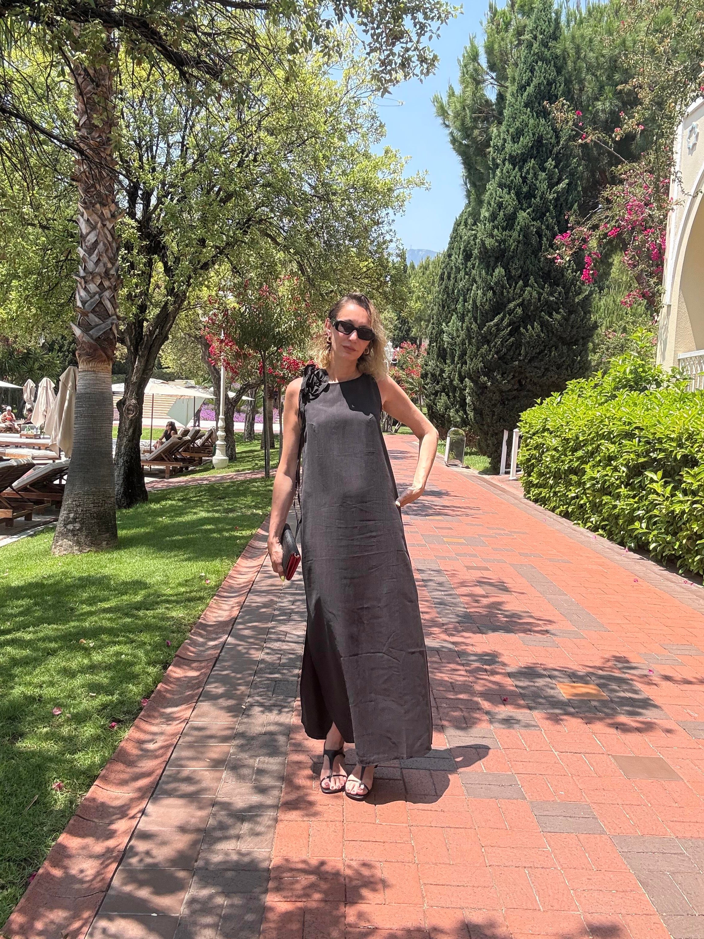 Gül Detaylı Antrasit Elbise