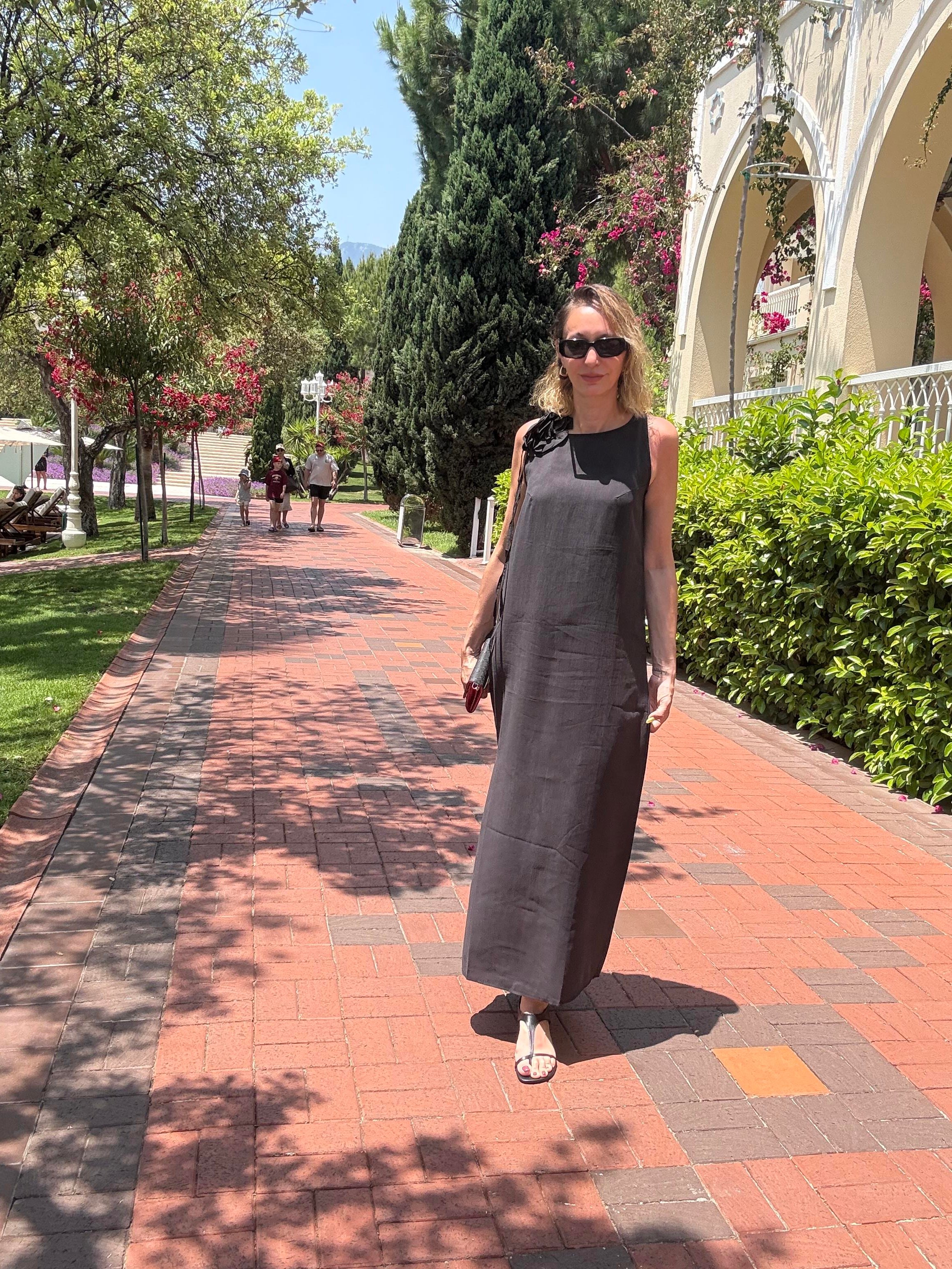 Gül Detaylı Antrasit Elbise