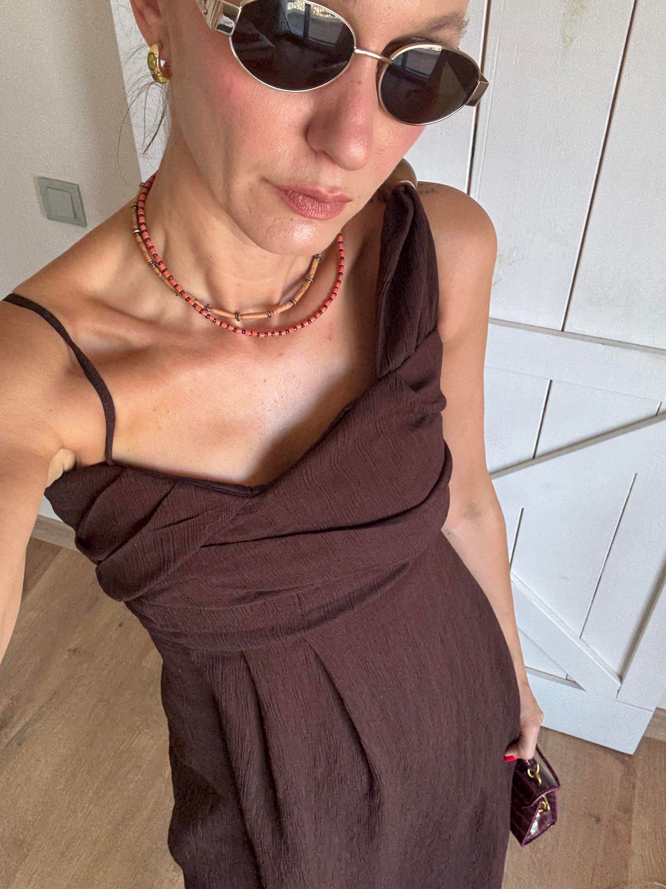 Kahverengi Aksesuarlı Tek Omuz Elbise