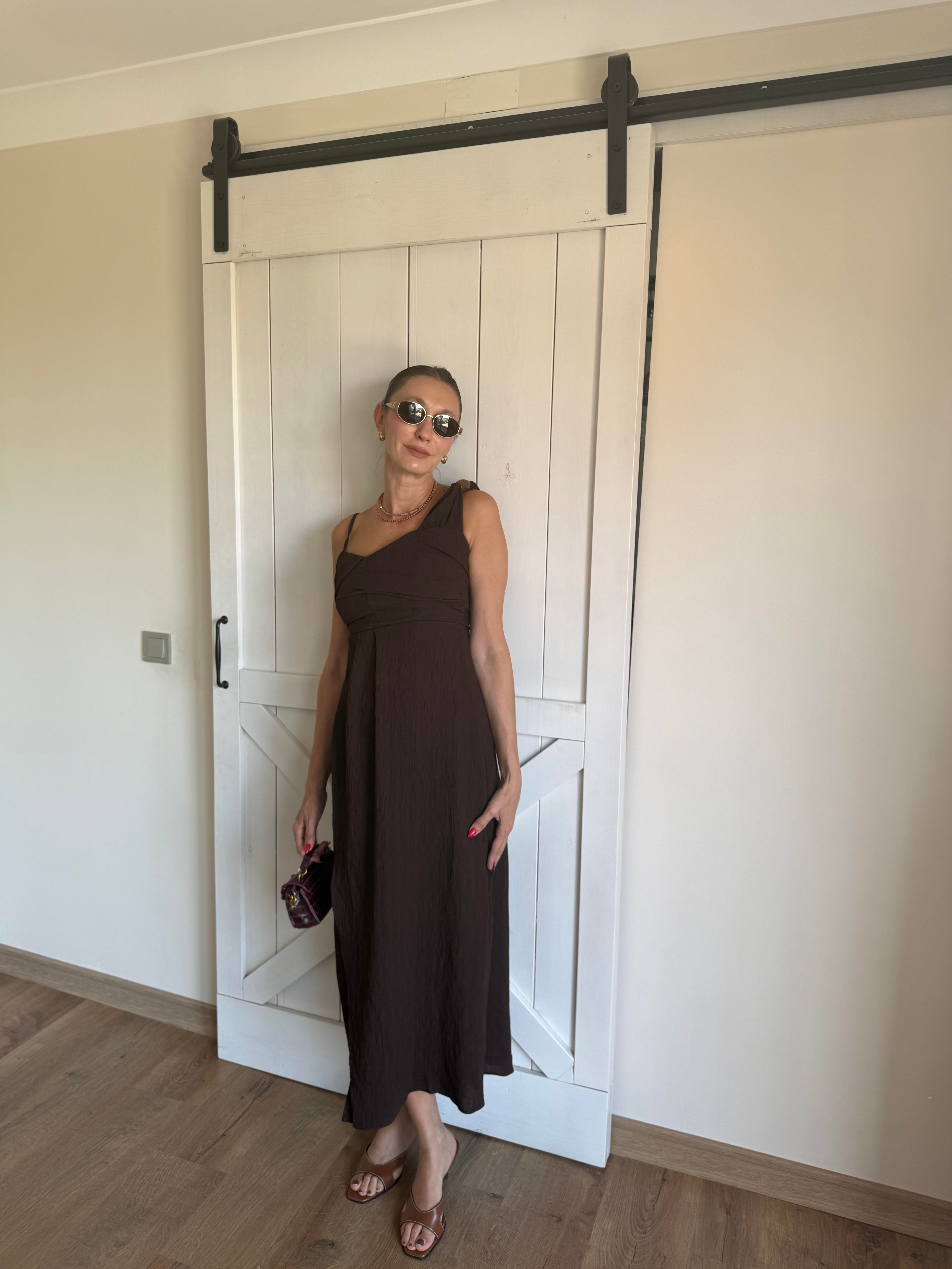 Kahverengi Aksesuarlı Tek Omuz Elbise