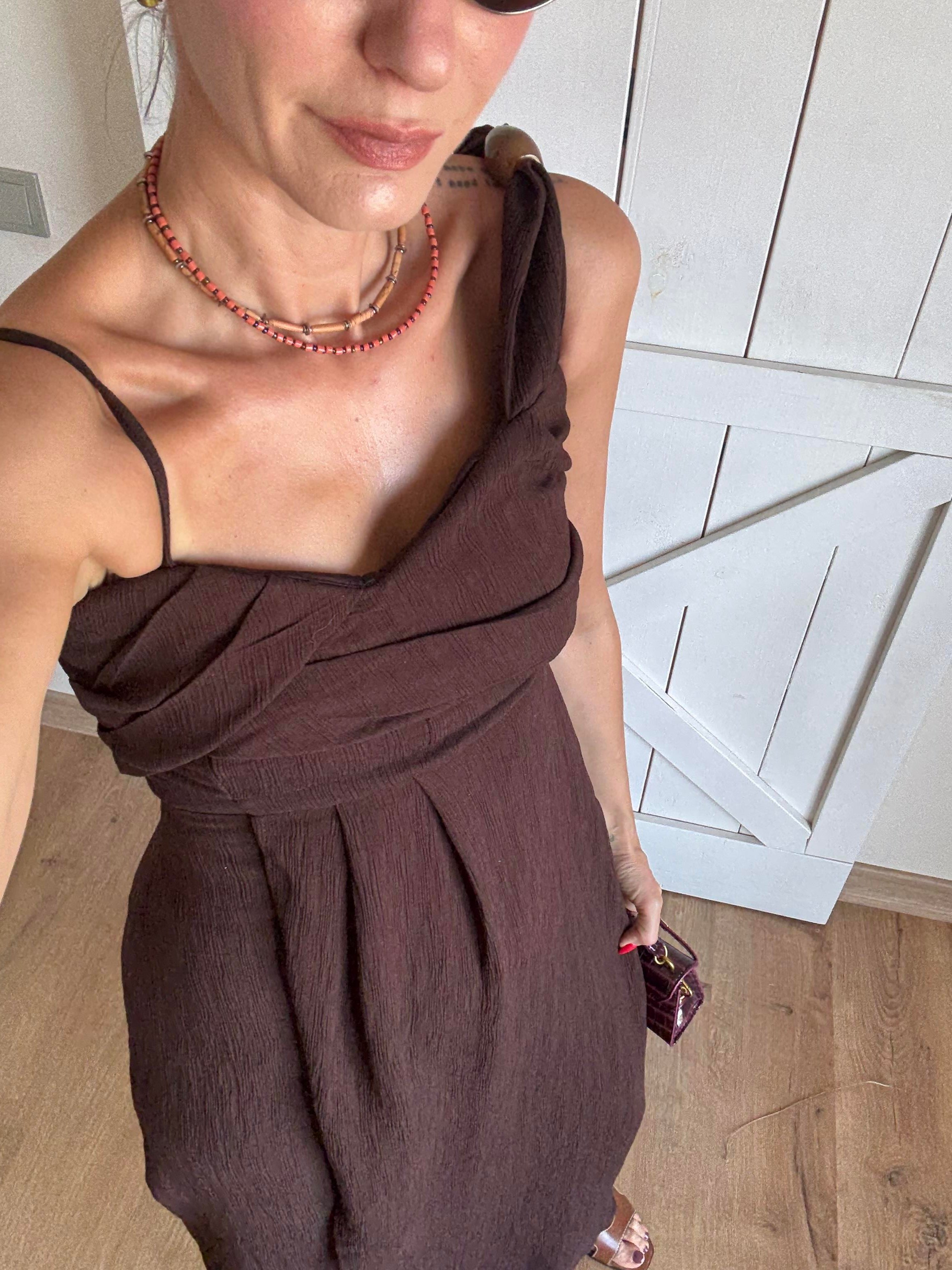 Kahverengi Aksesuarlı Tek Omuz Elbise