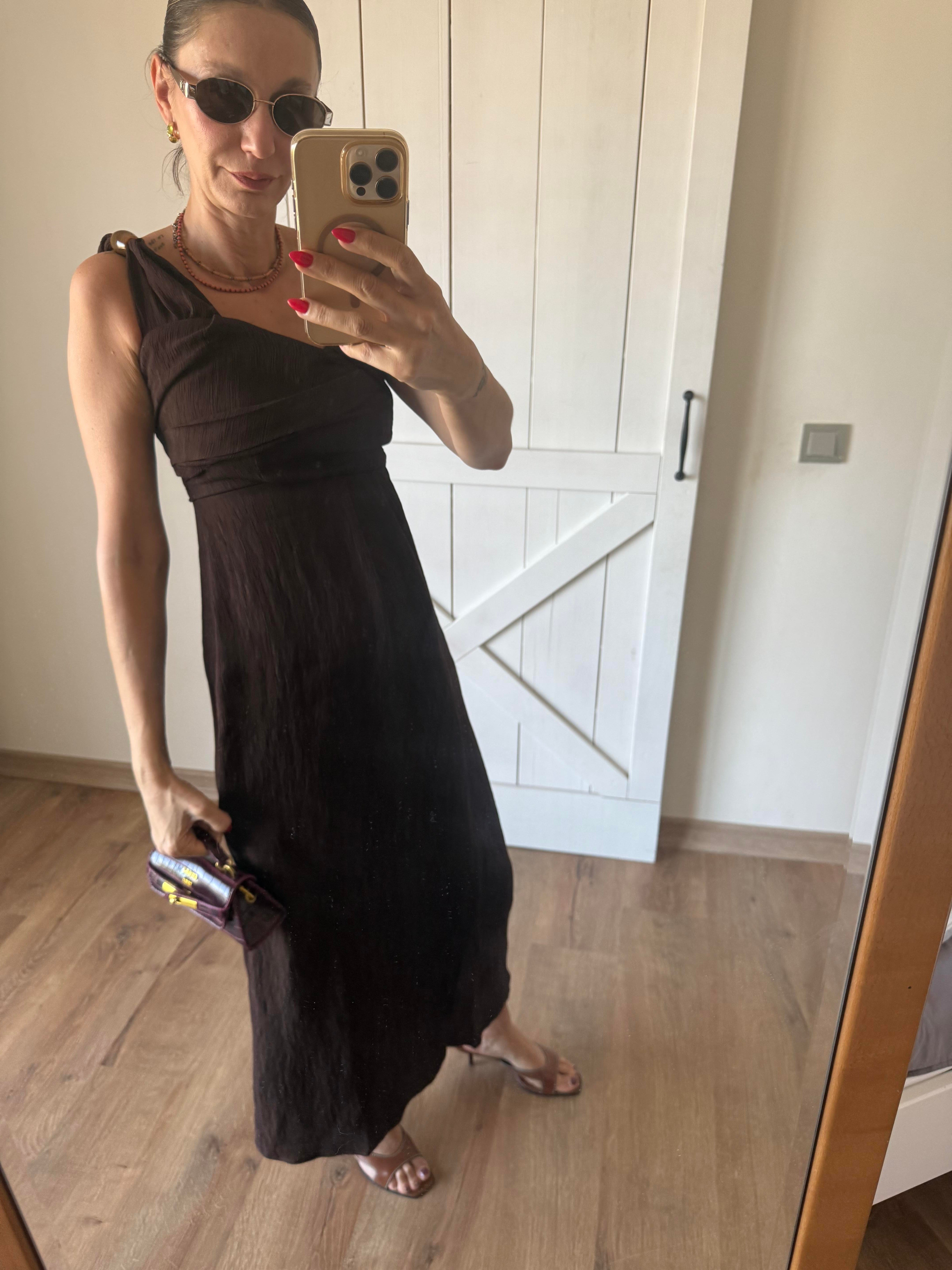 Kahverengi Aksesuarlı Tek Omuz Elbise