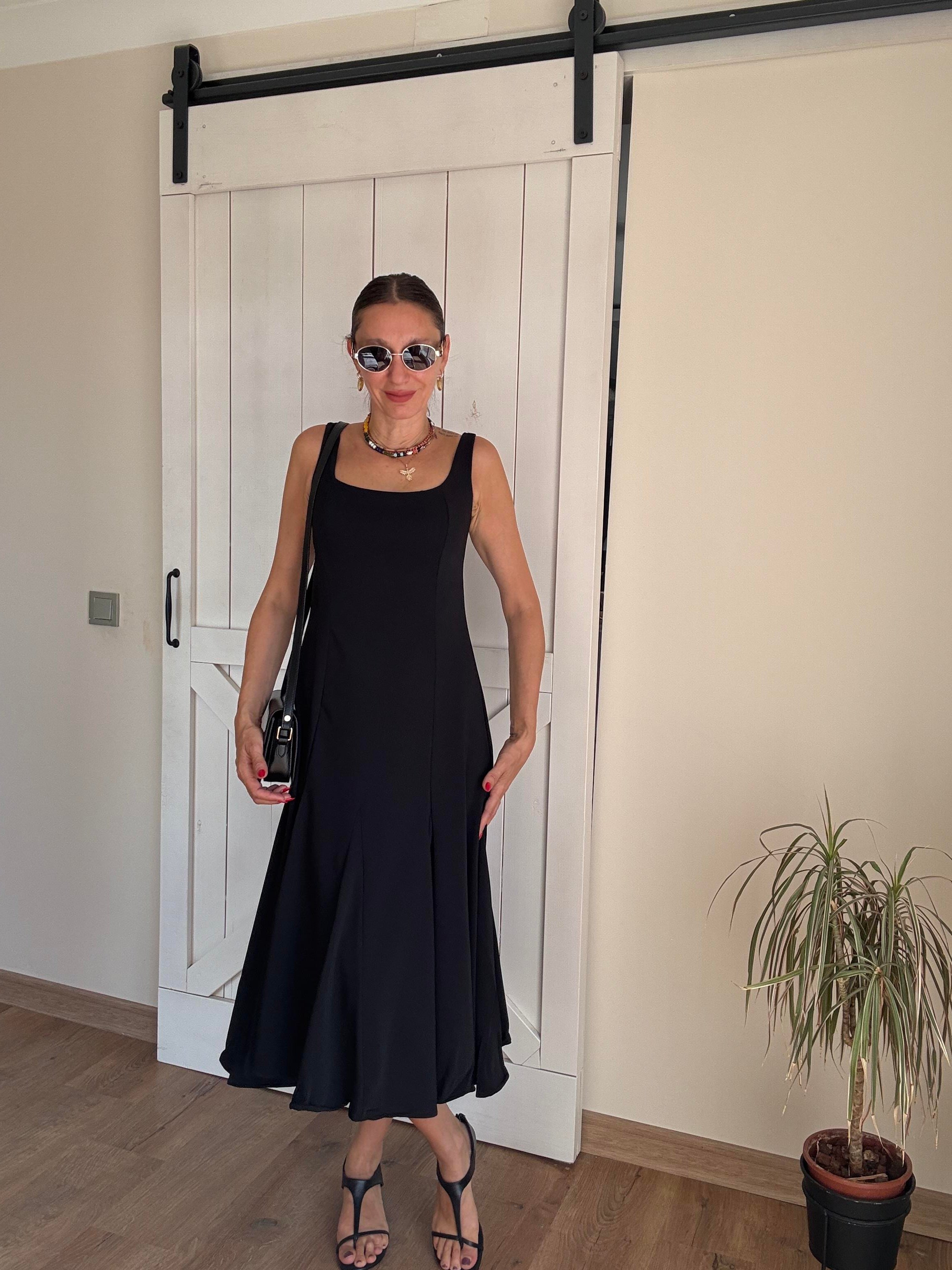 Kare Yaka Askılı Volanlı Siyah Elbise