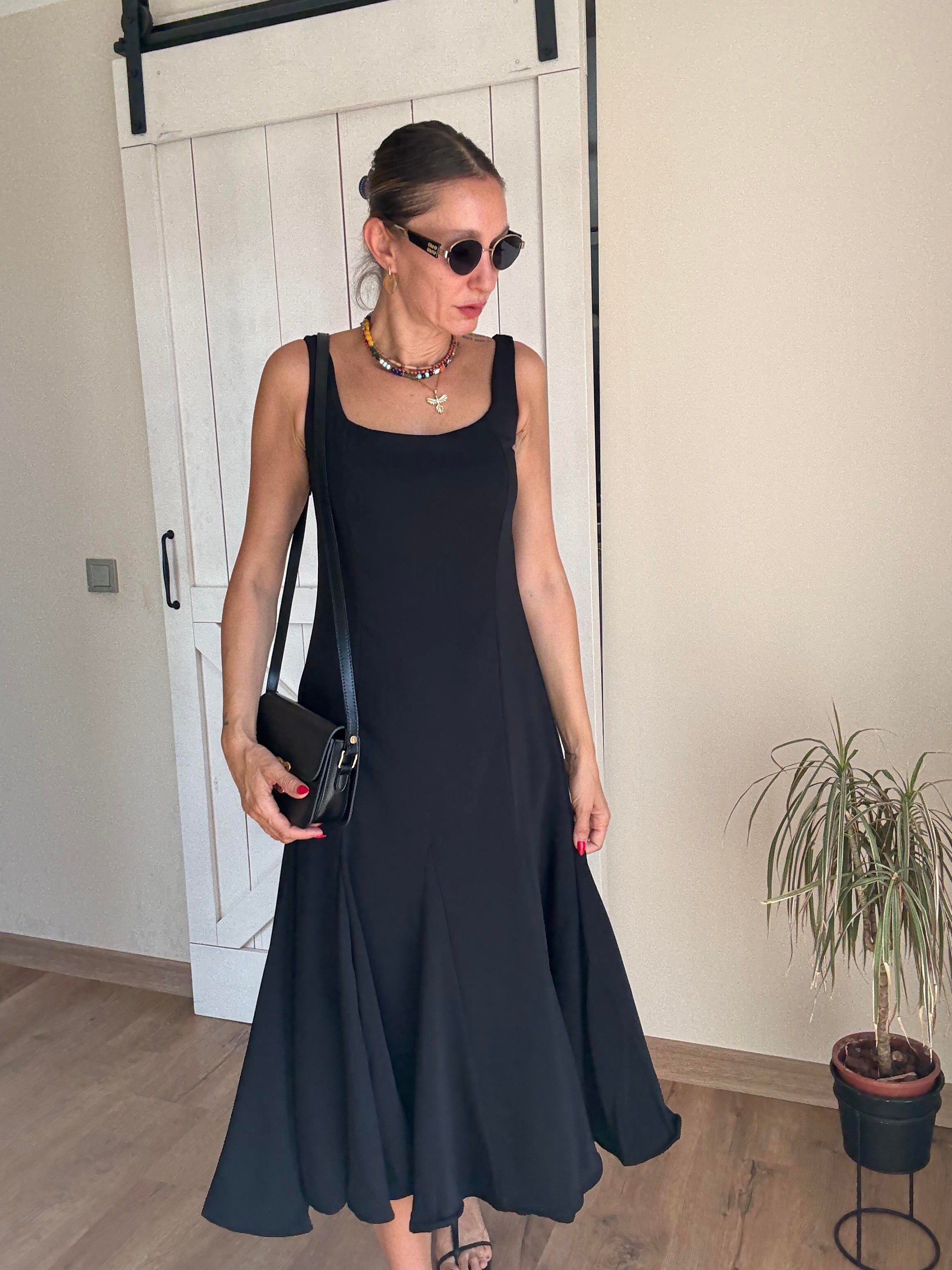 Kare Yaka Askılı Volanlı Siyah Elbise