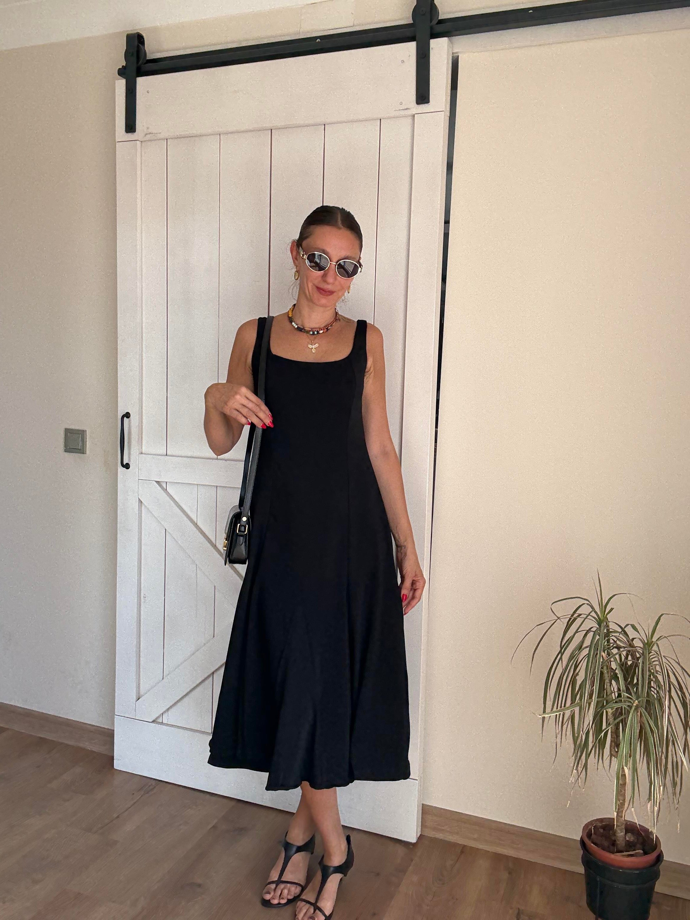 Kare Yaka Askılı Volanlı Siyah Elbise