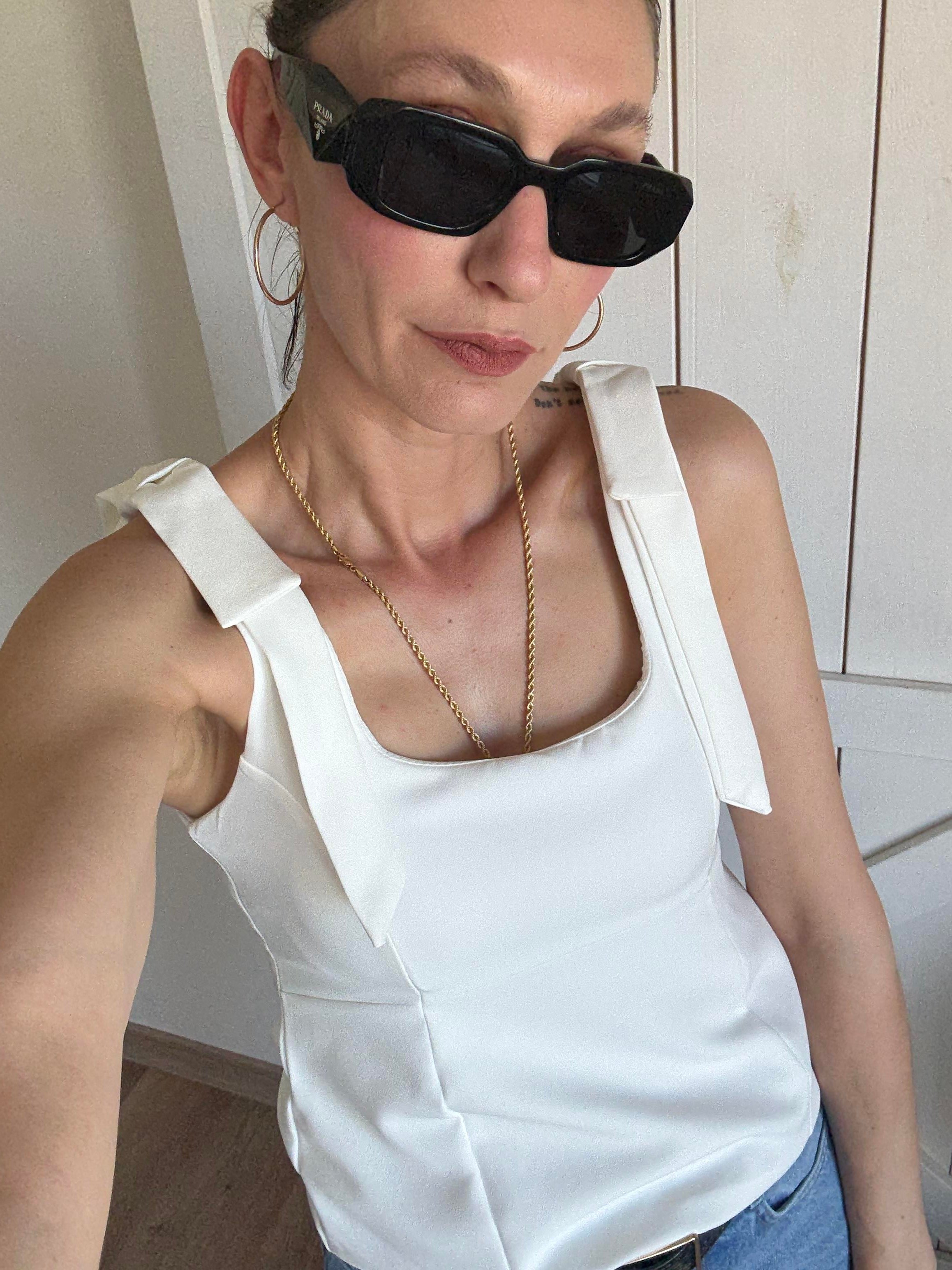 Kare Yaka Fiyonk Detaylı Beyaz Bluz