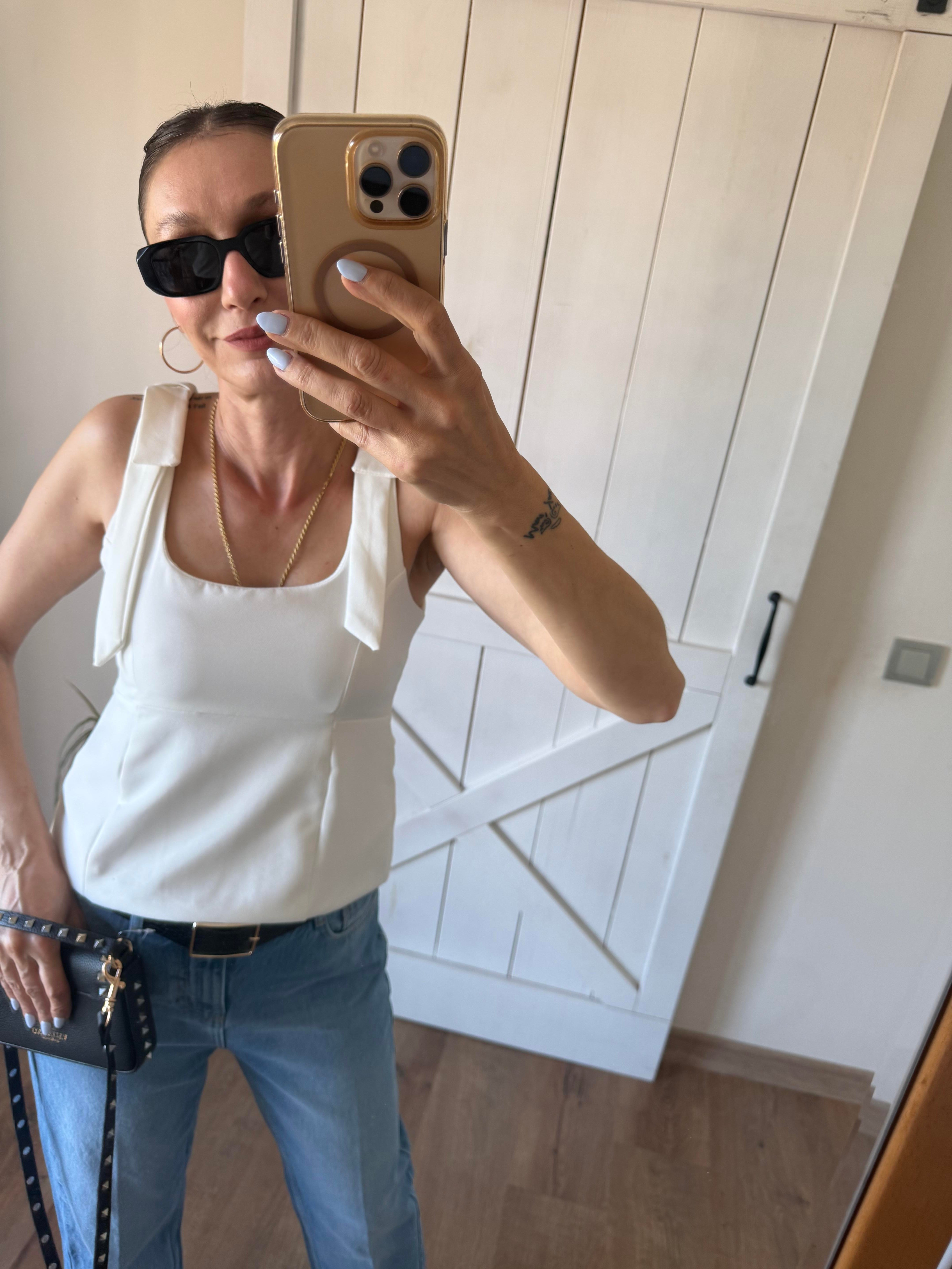 Kare Yaka Fiyonk Detaylı Beyaz Bluz