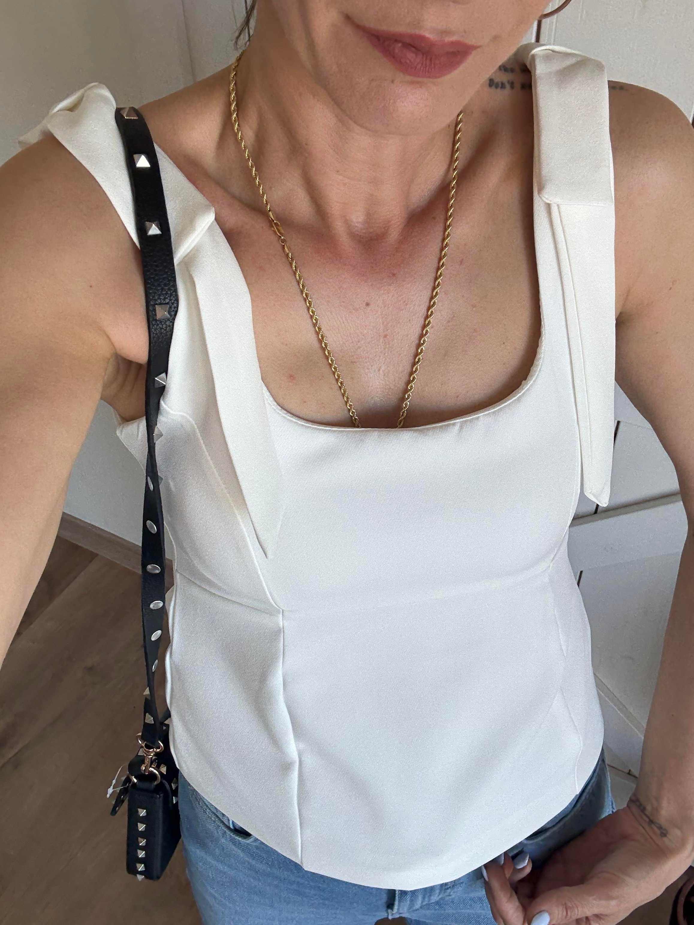 Kare Yaka Fiyonk Detaylı Beyaz Bluz