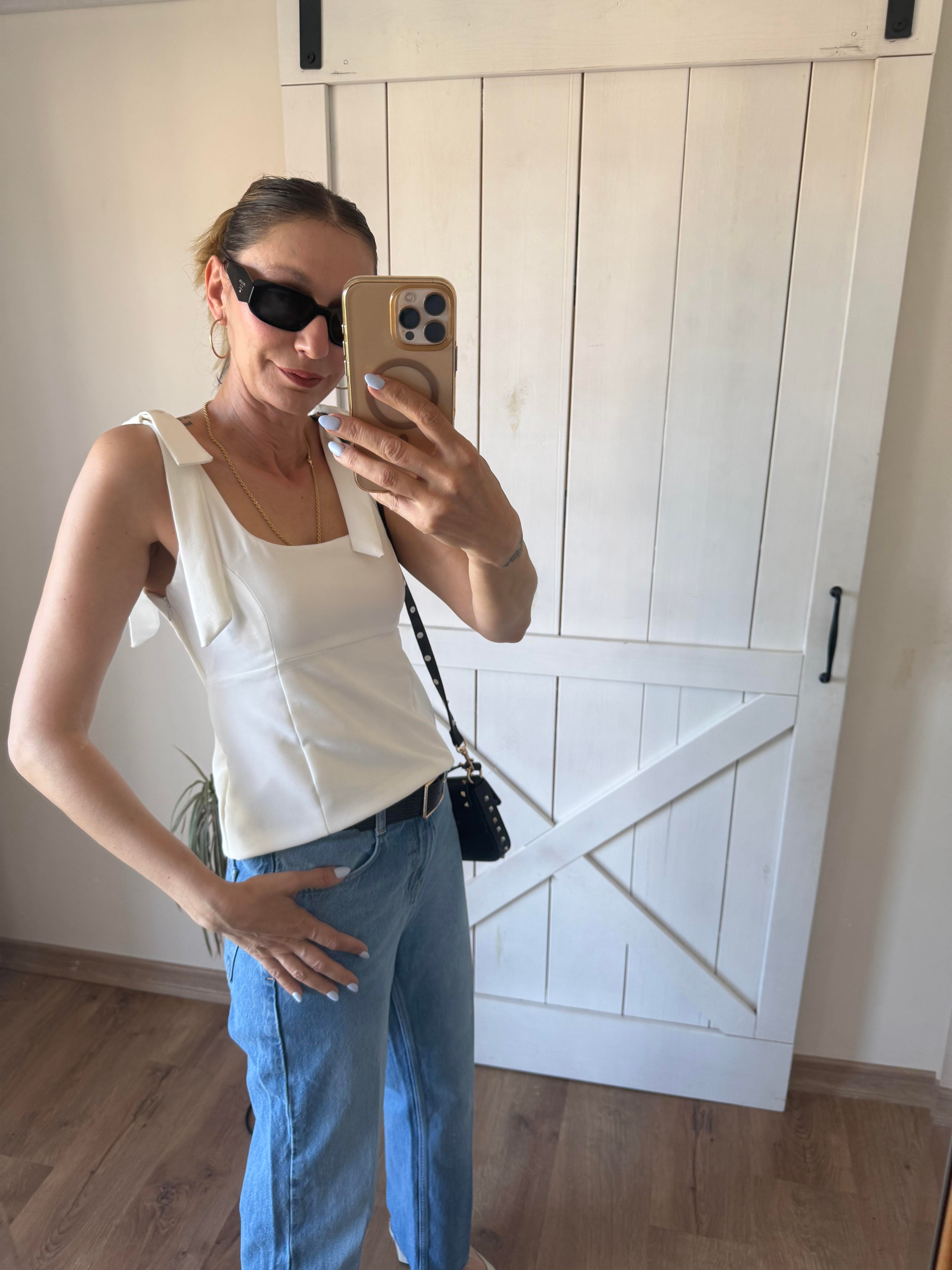 Kare Yaka Fiyonk Detaylı Beyaz Bluz