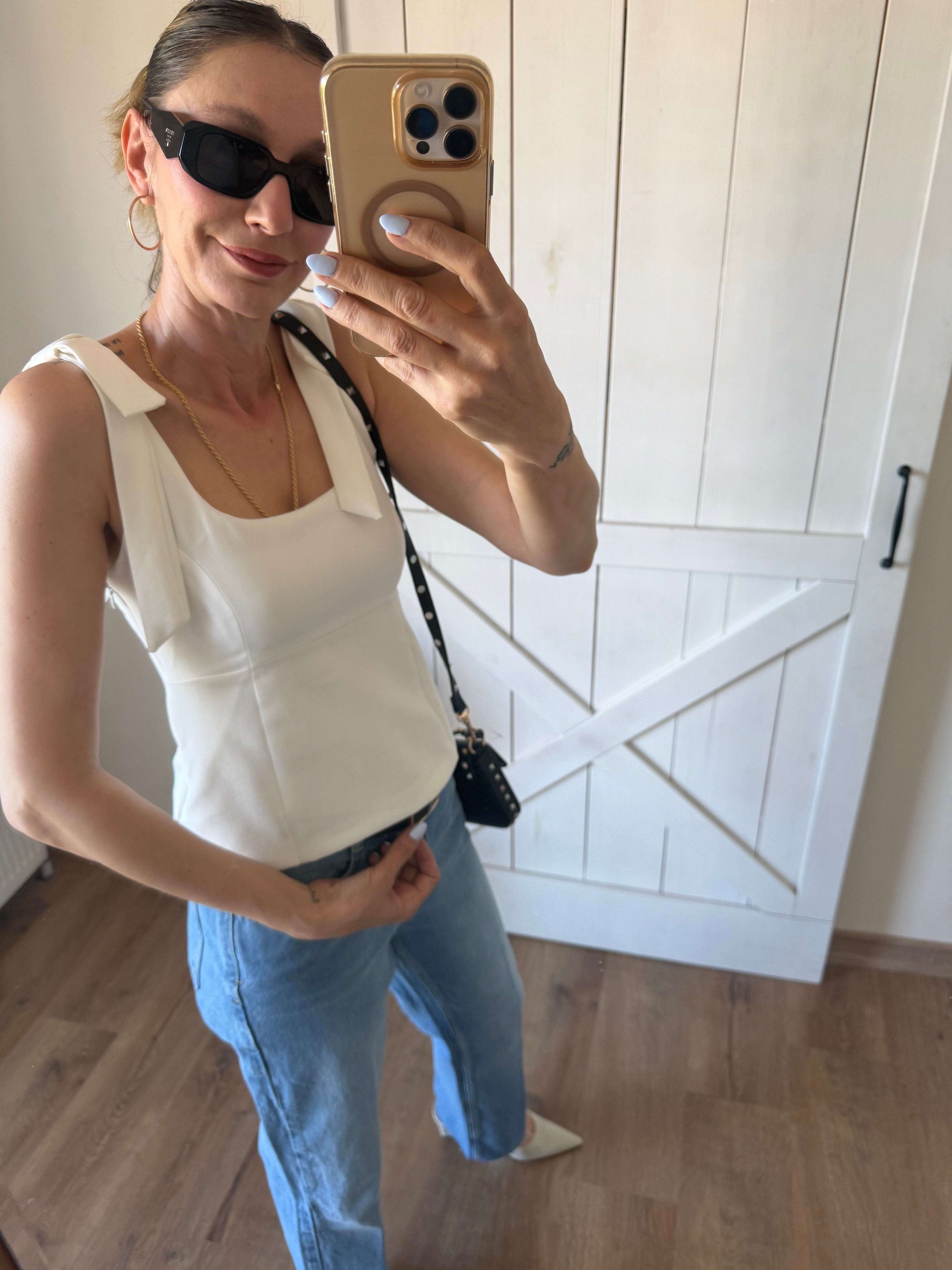 Kare Yaka Fiyonk Detaylı Beyaz Bluz