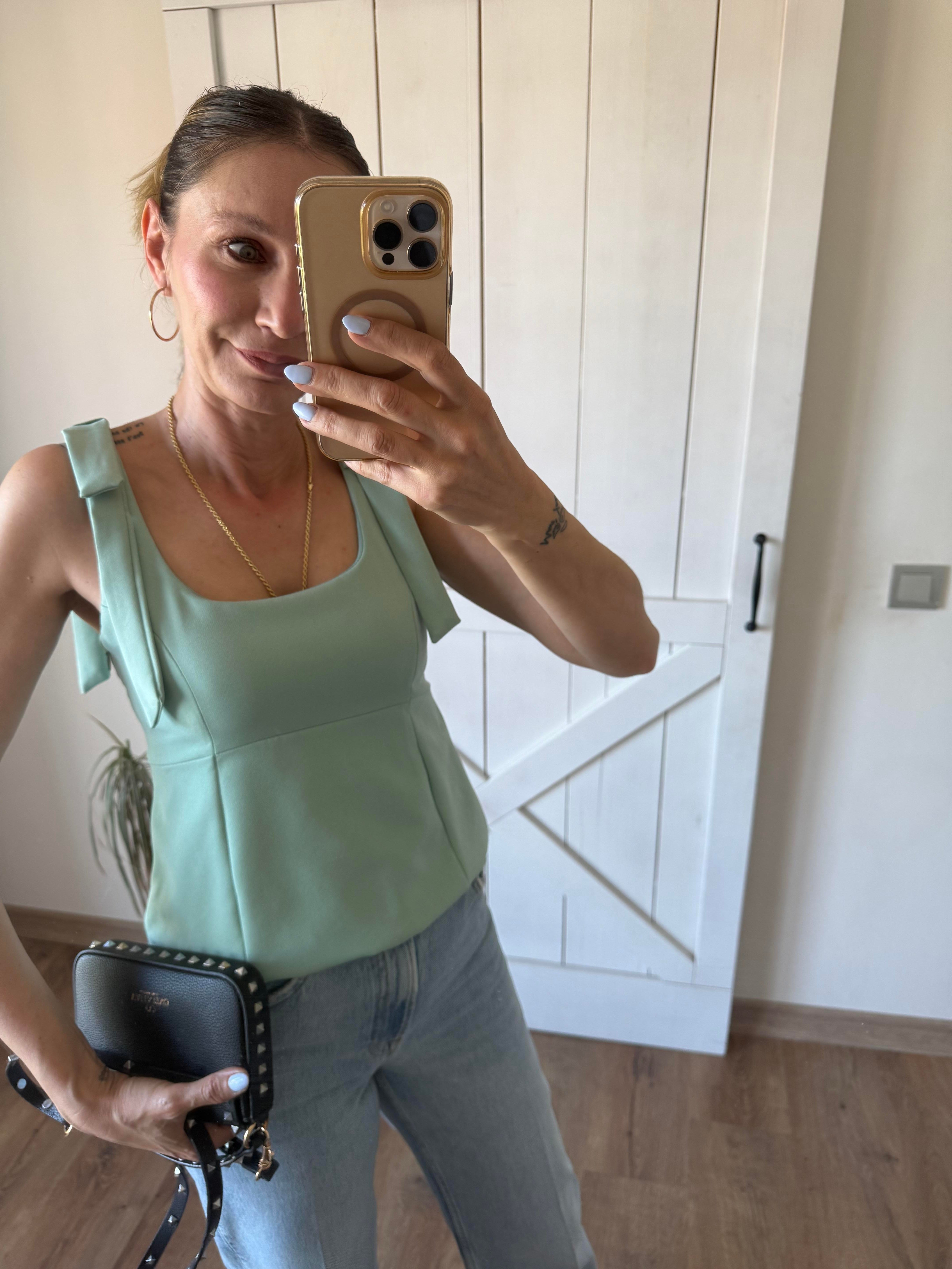 Kare Yaka Fiyonk Detaylı Mint Bluz