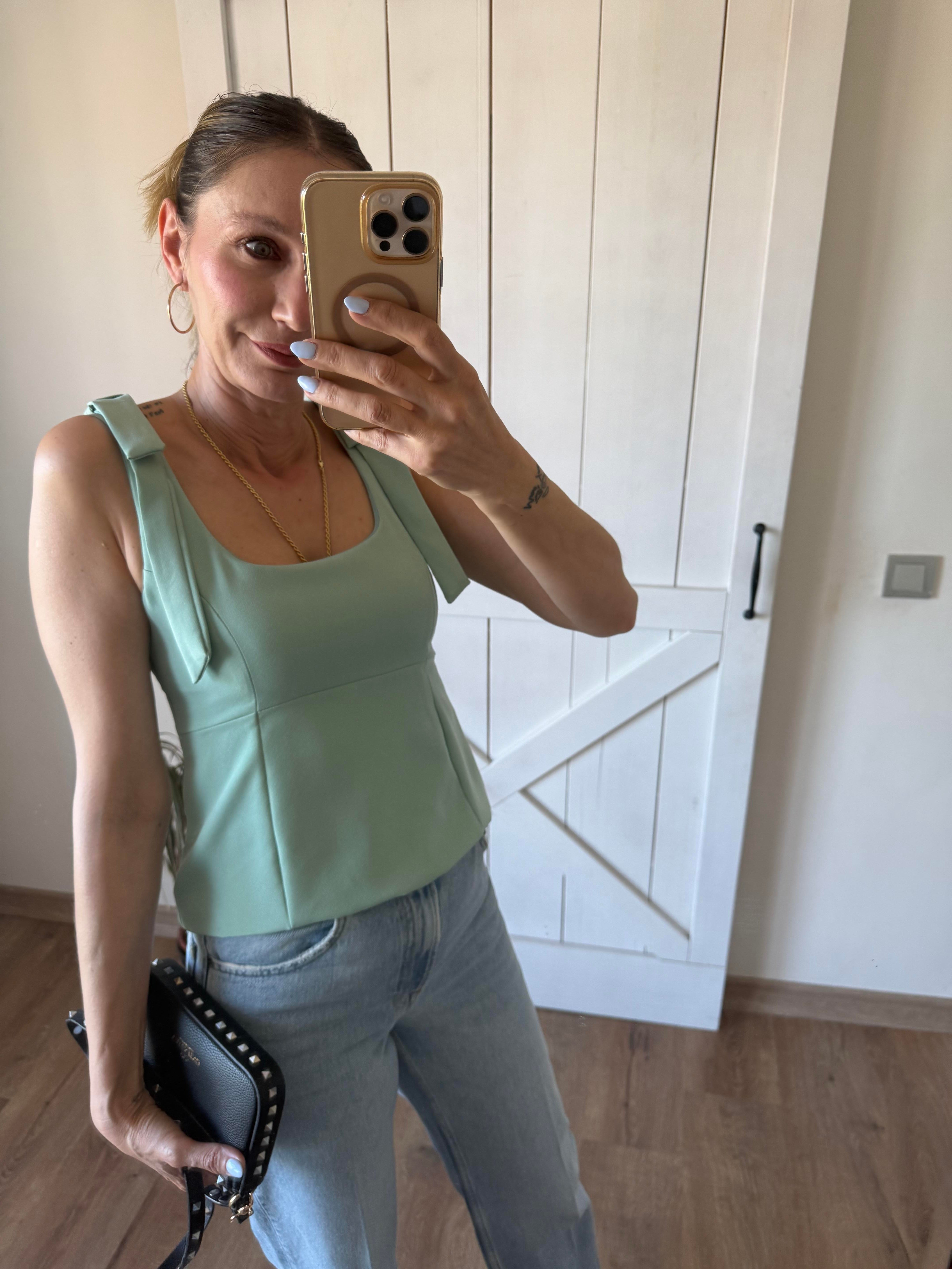 Kare Yaka Fiyonk Detaylı Mint Bluz