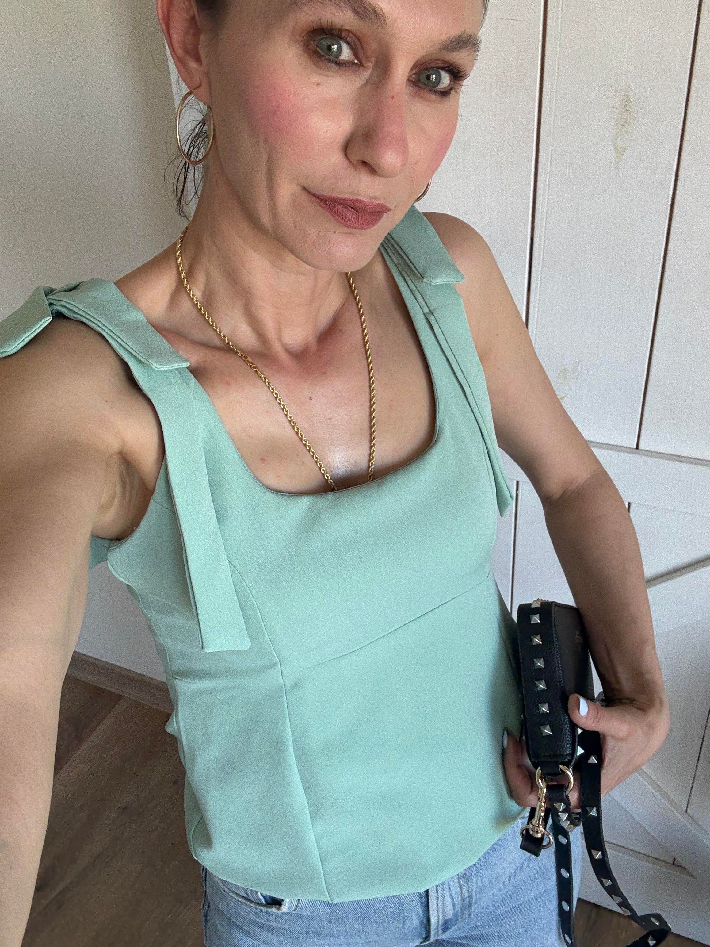 Kare Yaka Fiyonk Detaylı Mint Bluz