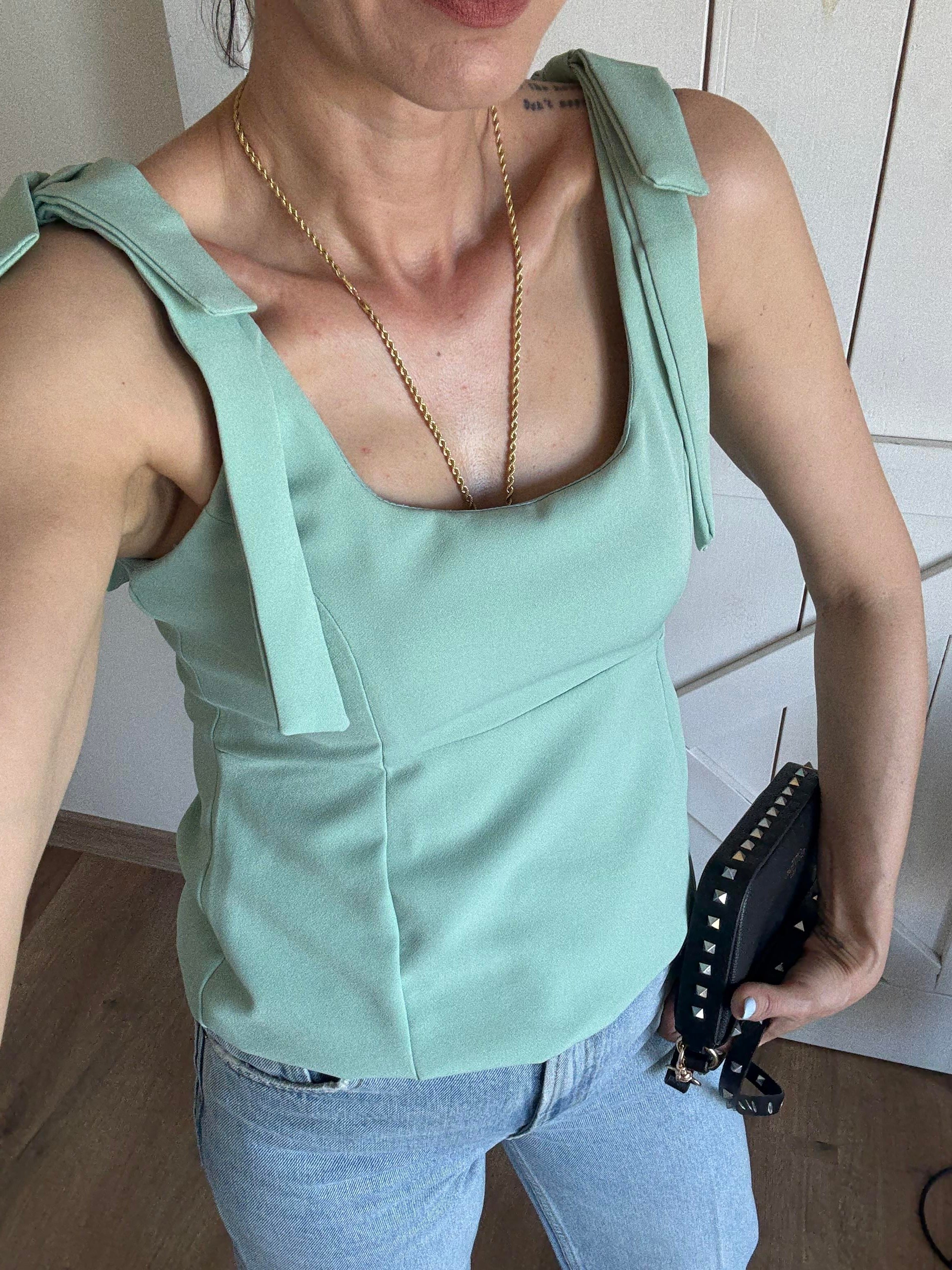 Kare Yaka Fiyonk Detaylı Mint Bluz