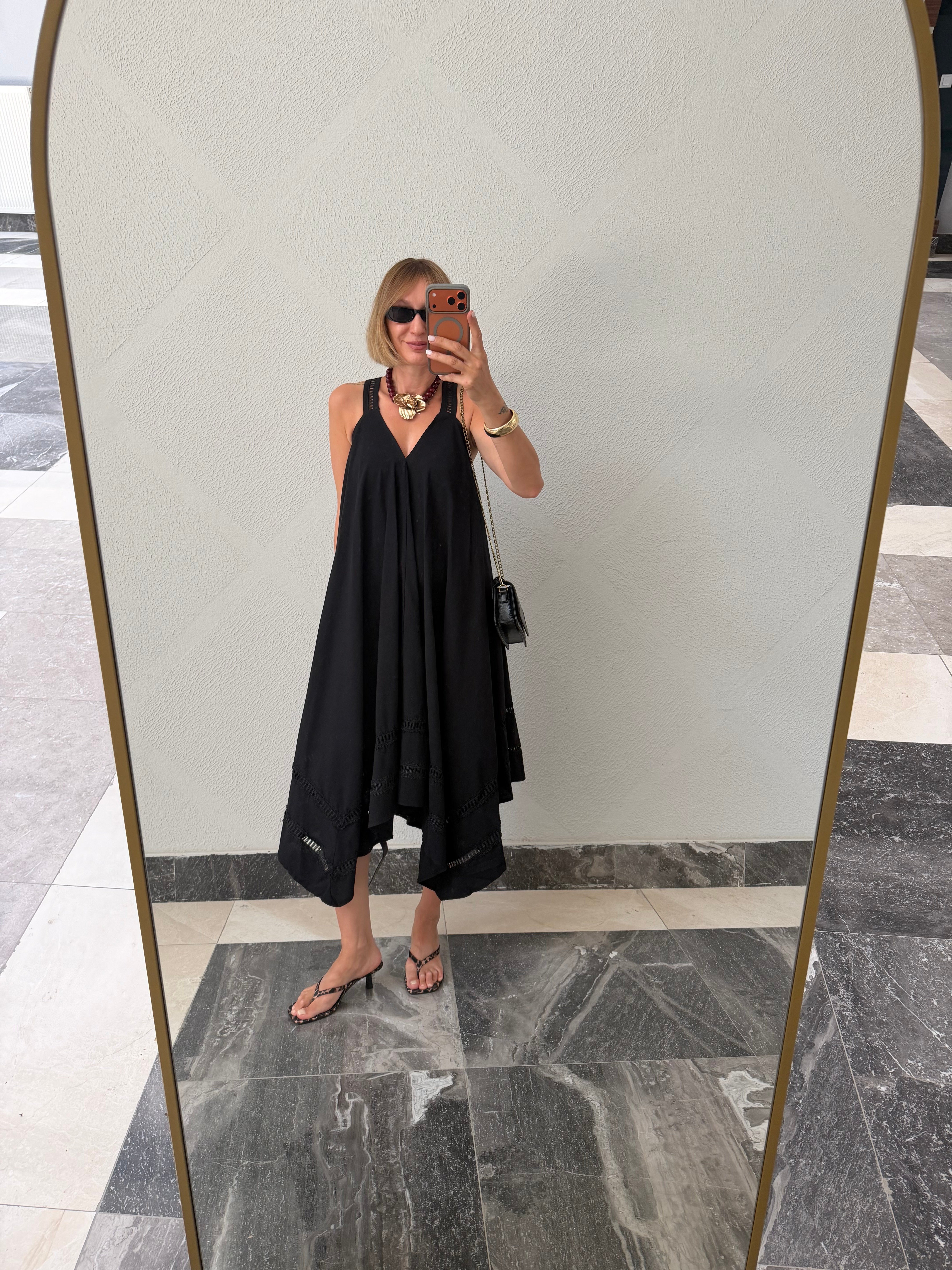 Kate Moss Siyah Detaylı Asimetrik Elbise