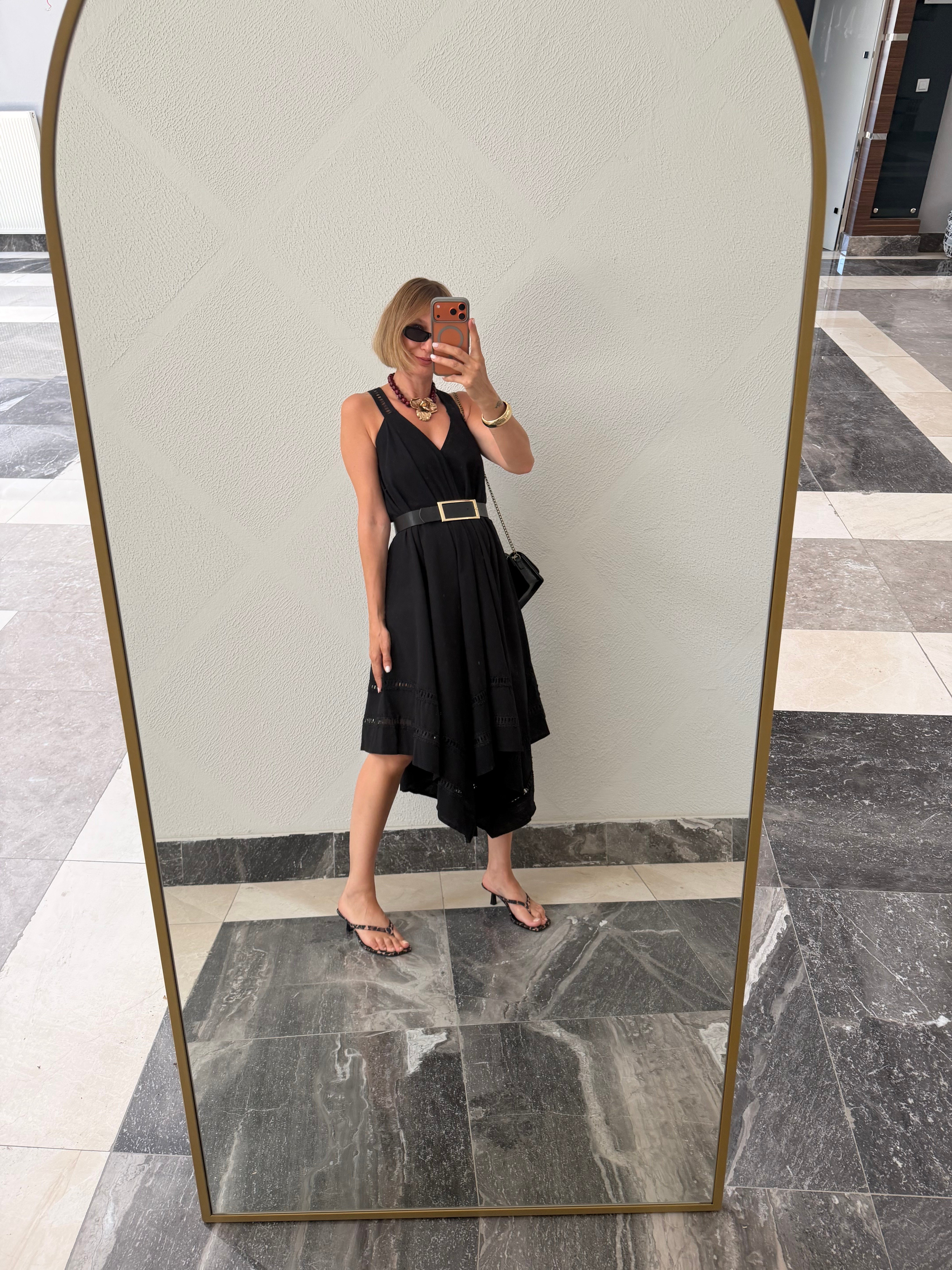 Kate Moss Siyah Detaylı Asimetrik Elbise