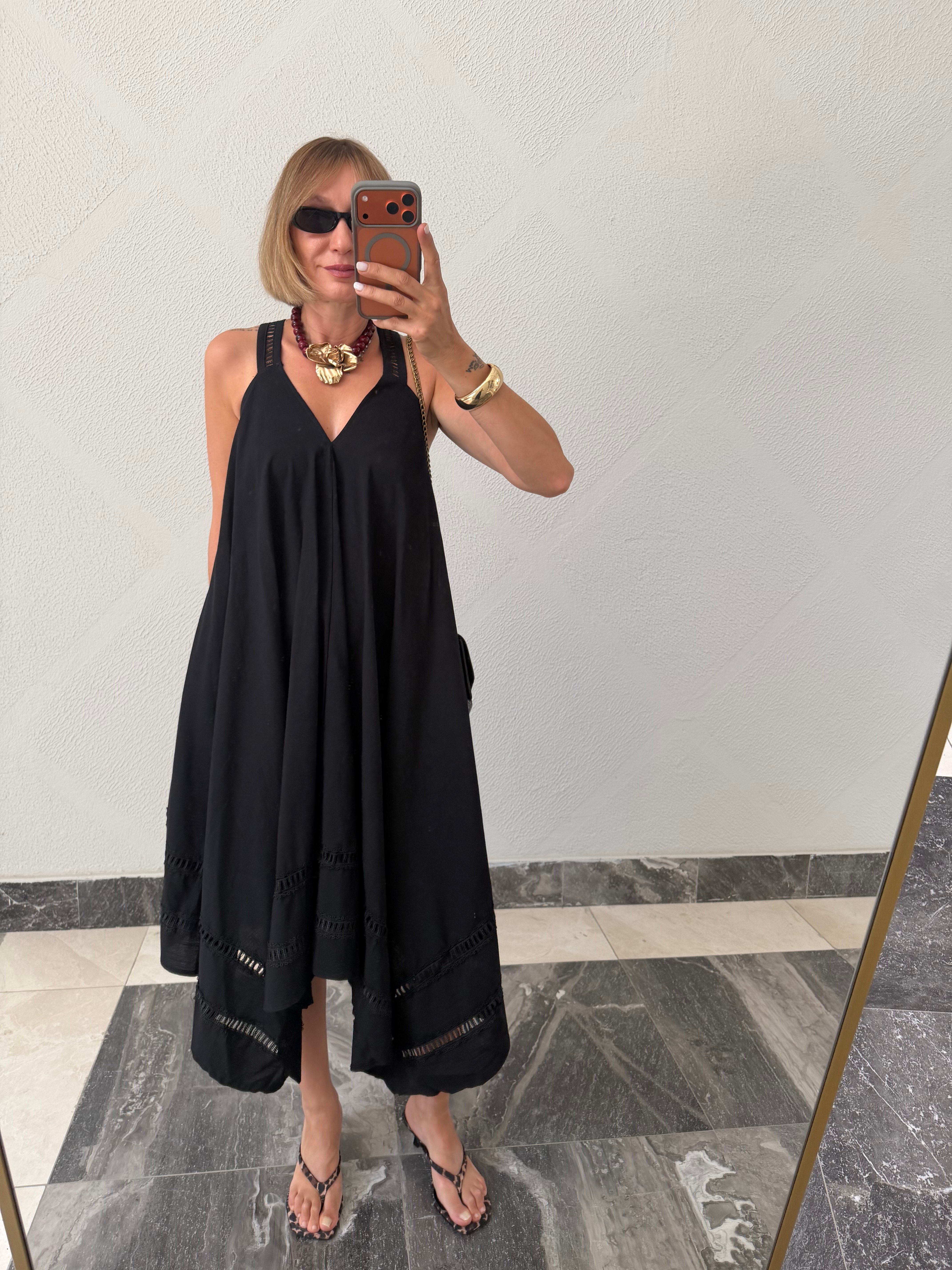 Kate Moss Siyah Detaylı Asimetrik Elbise