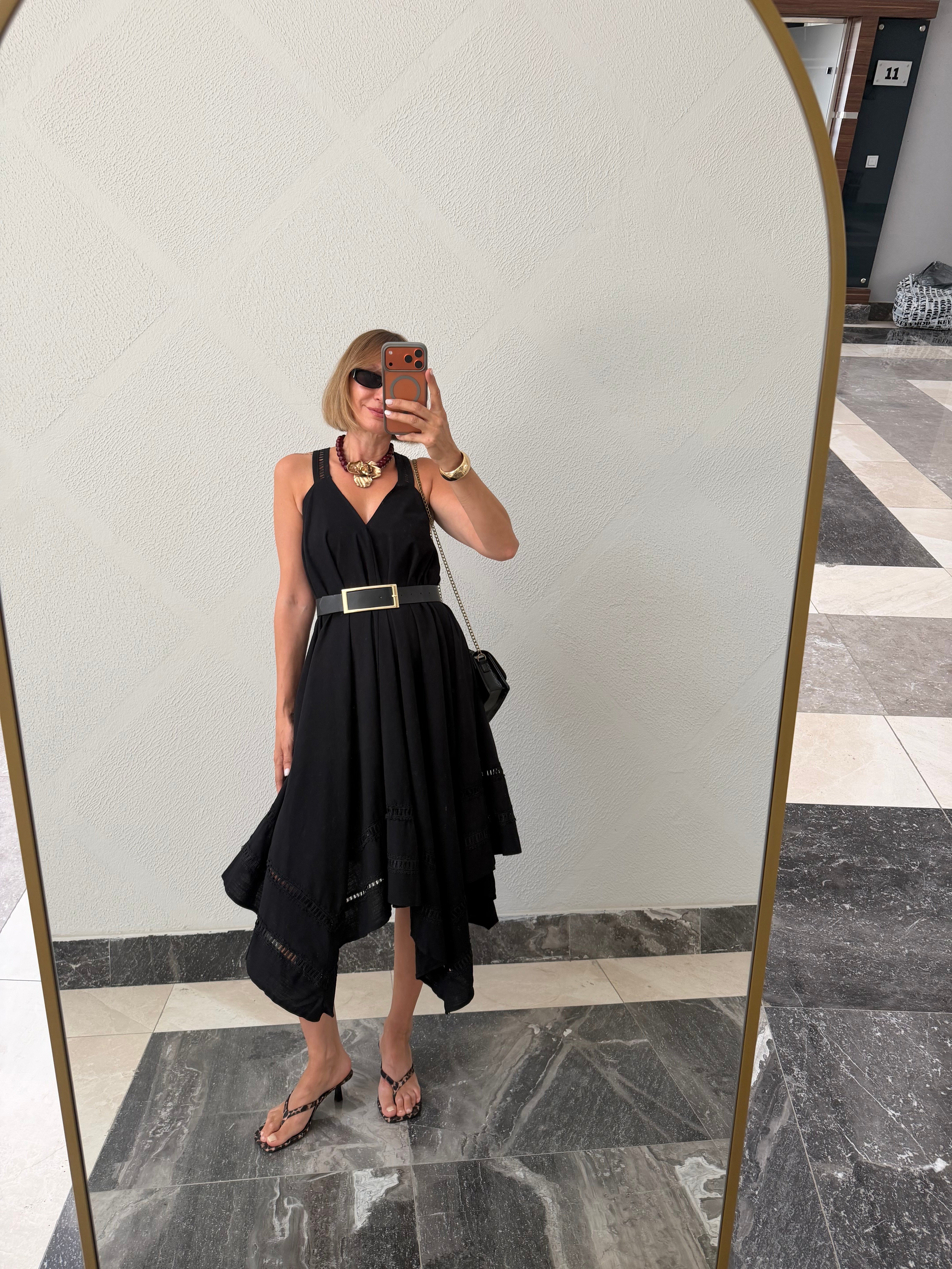 Kate Moss Siyah Detaylı Asimetrik Elbise