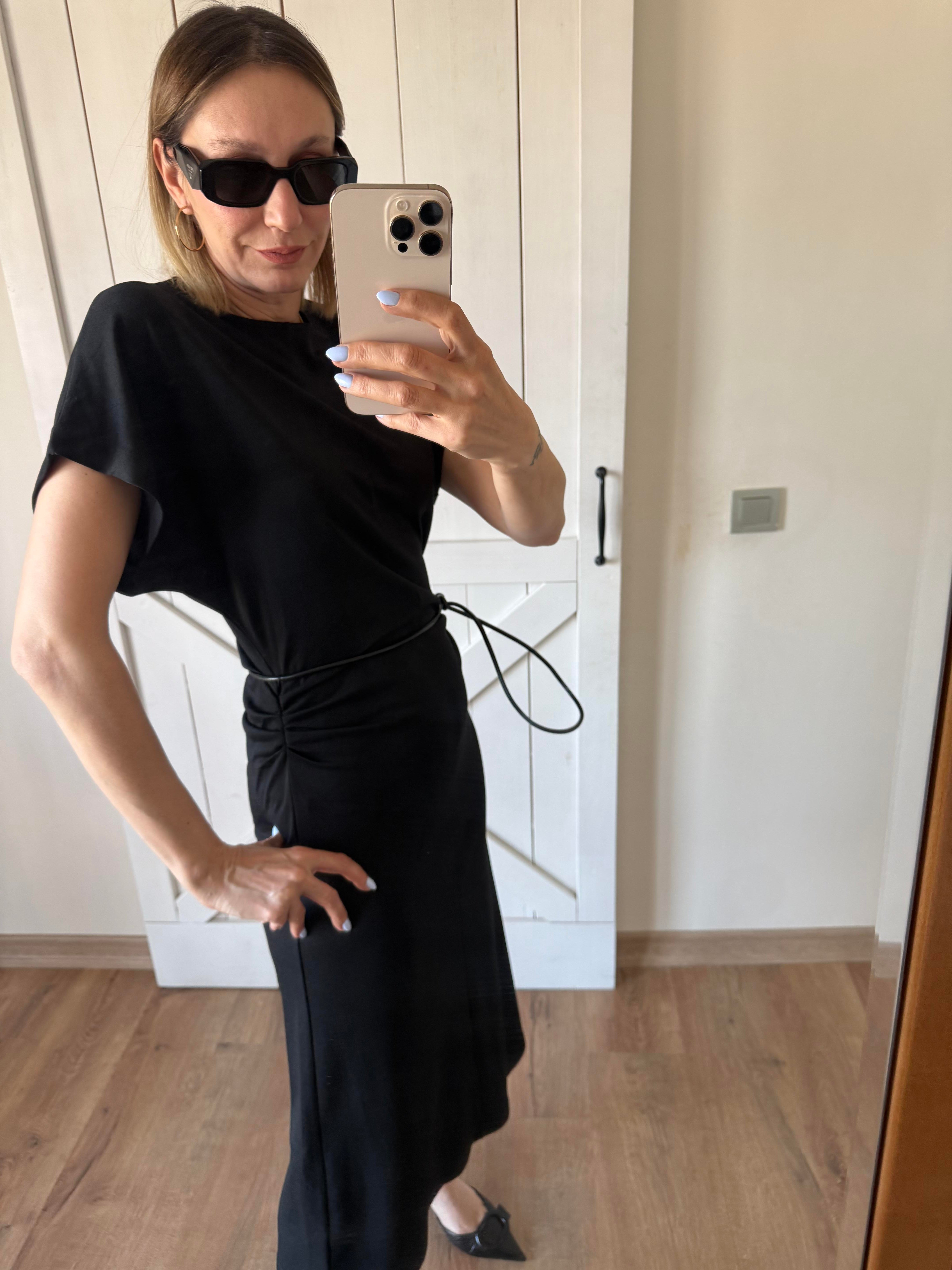 Kemer Detaylı Siyah Elbise