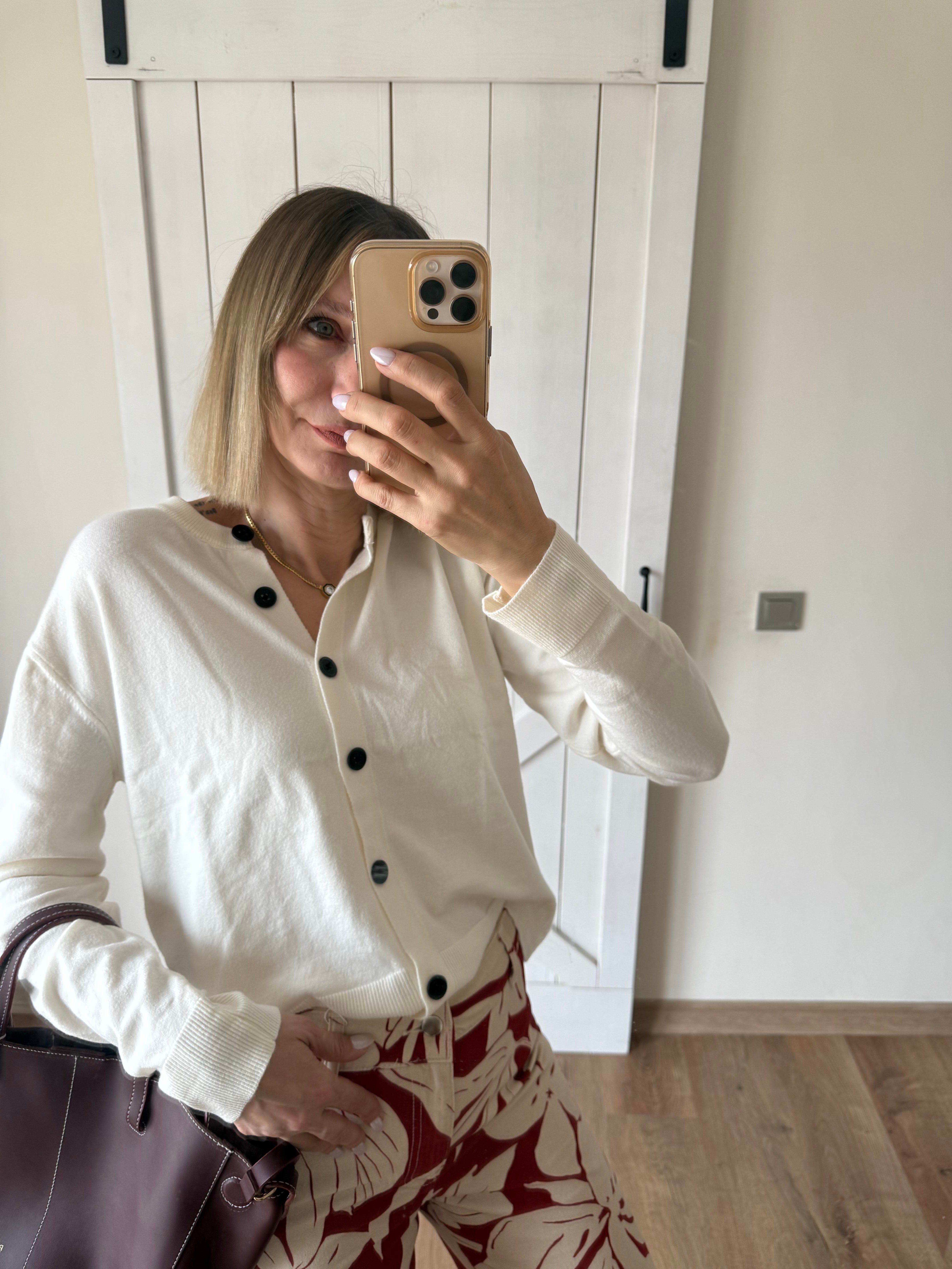 Kırık Beyaz Düğmeli Hırka