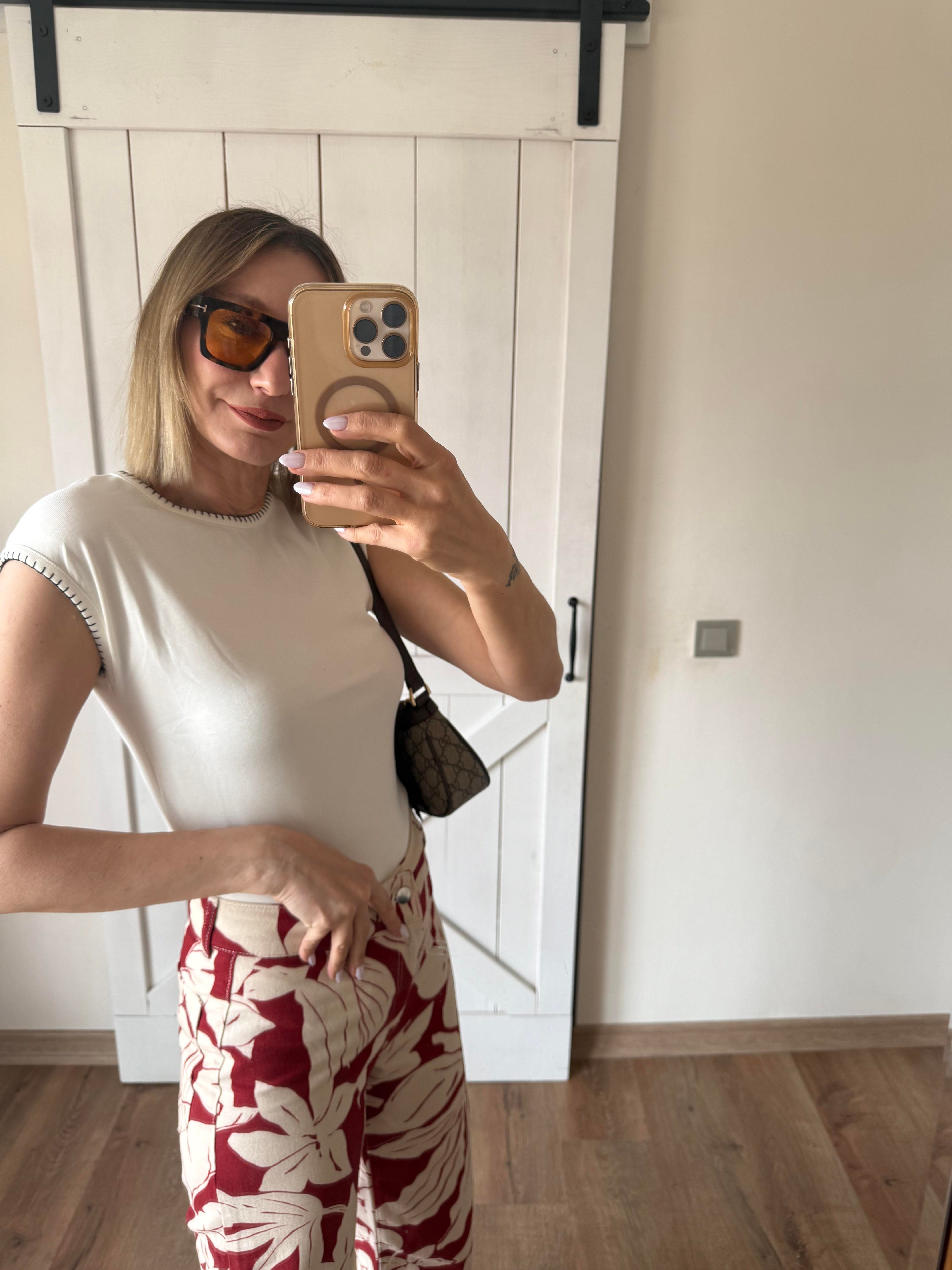 Kırık Beyaz Kroşeta Dikişli Tişört