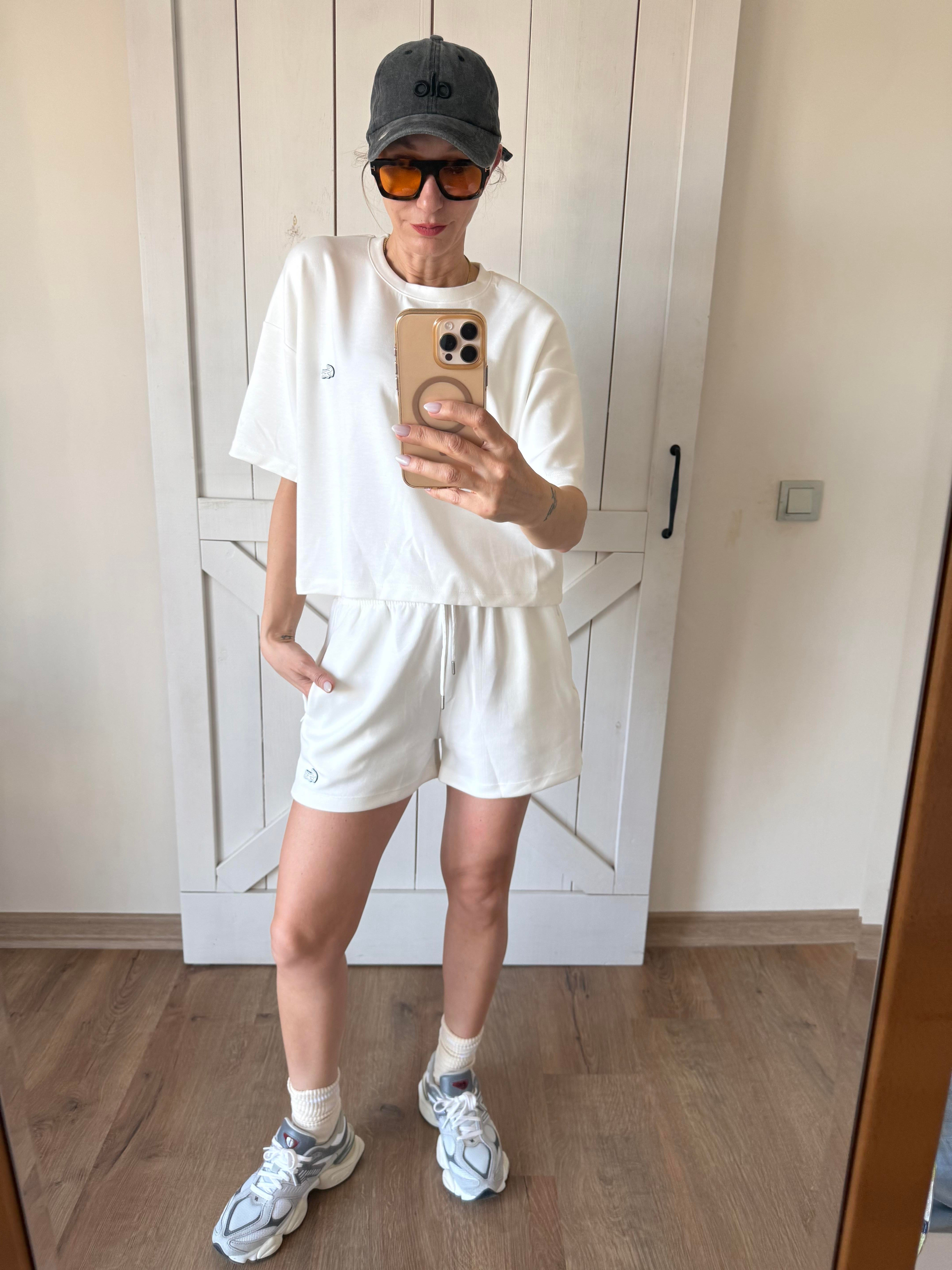 Kırık Beyaz Şortlu Takım