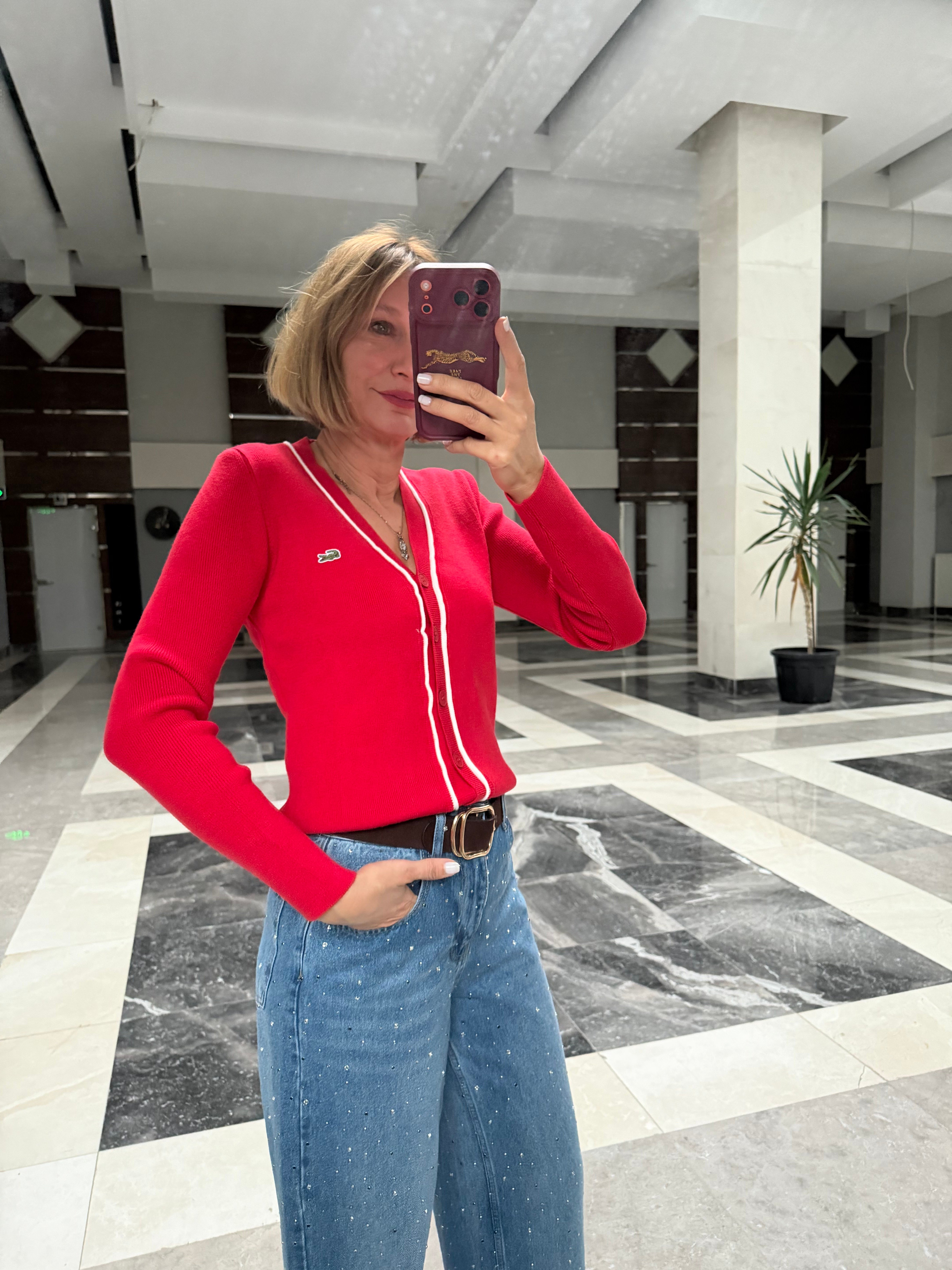 Kırmızı Logolu Biyeli Nefis Düğmeli Hırka