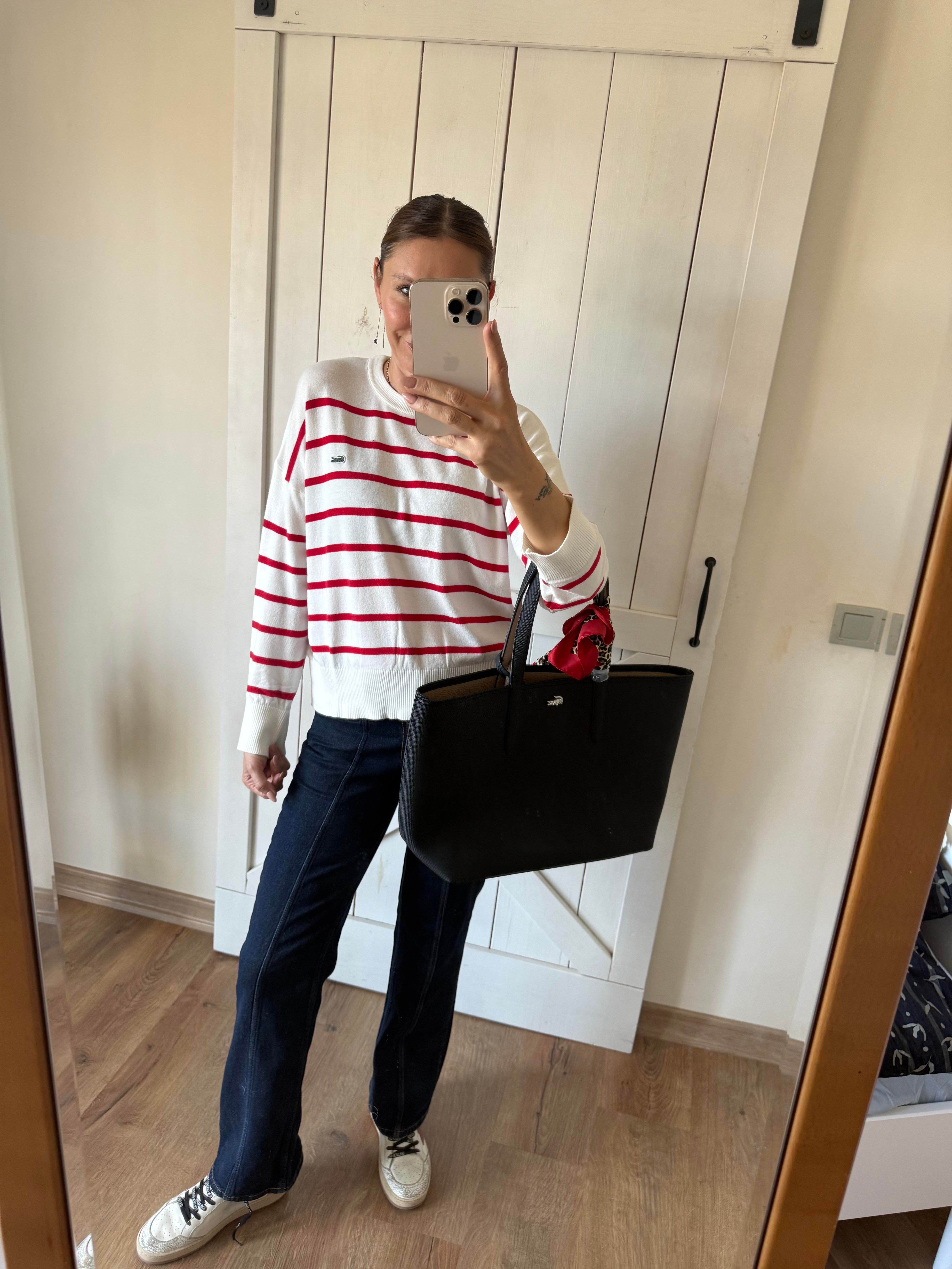 Kırmızı Üzeri Beyaz Triko