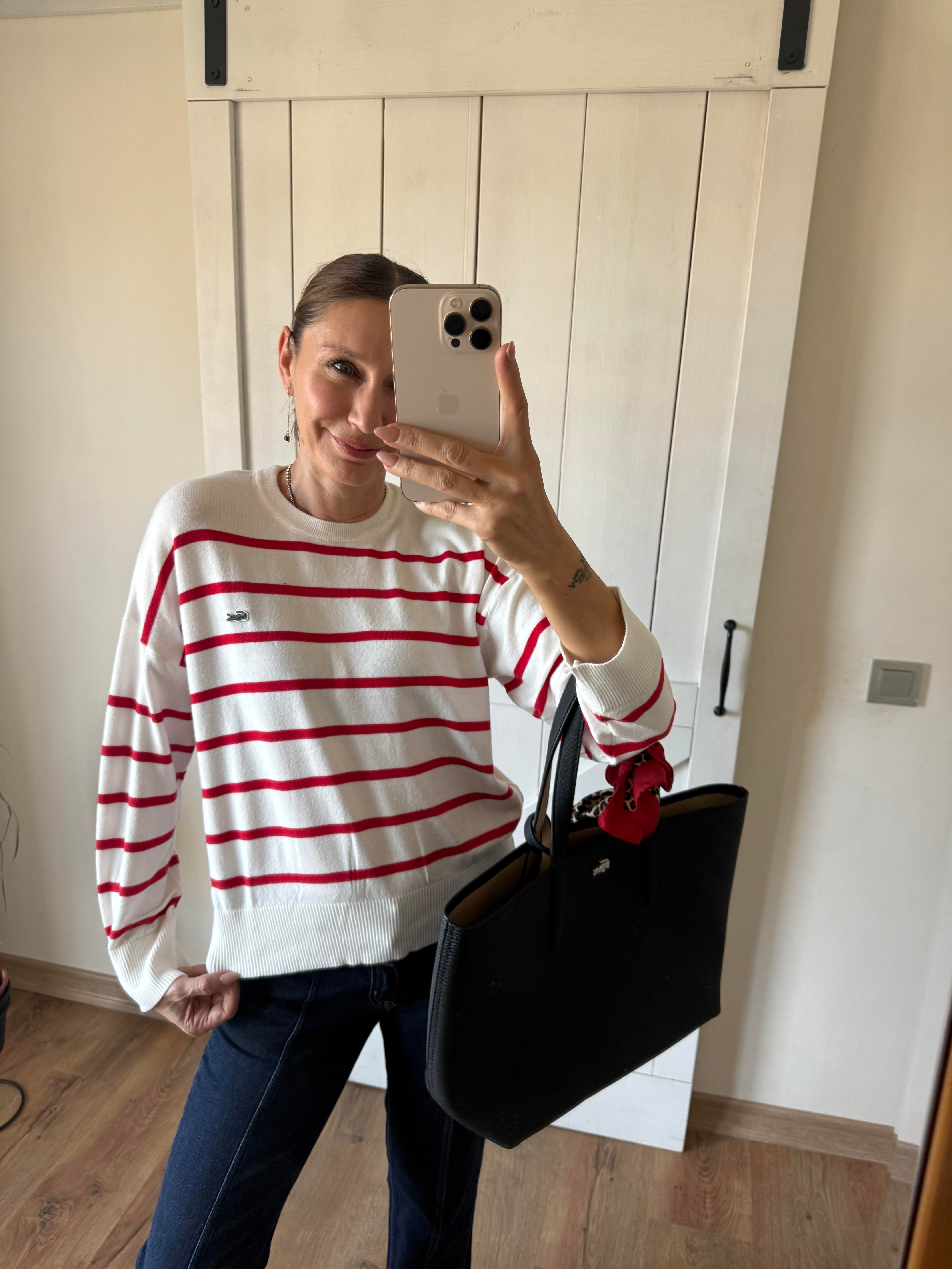 Kırmızı Üzeri Beyaz Triko