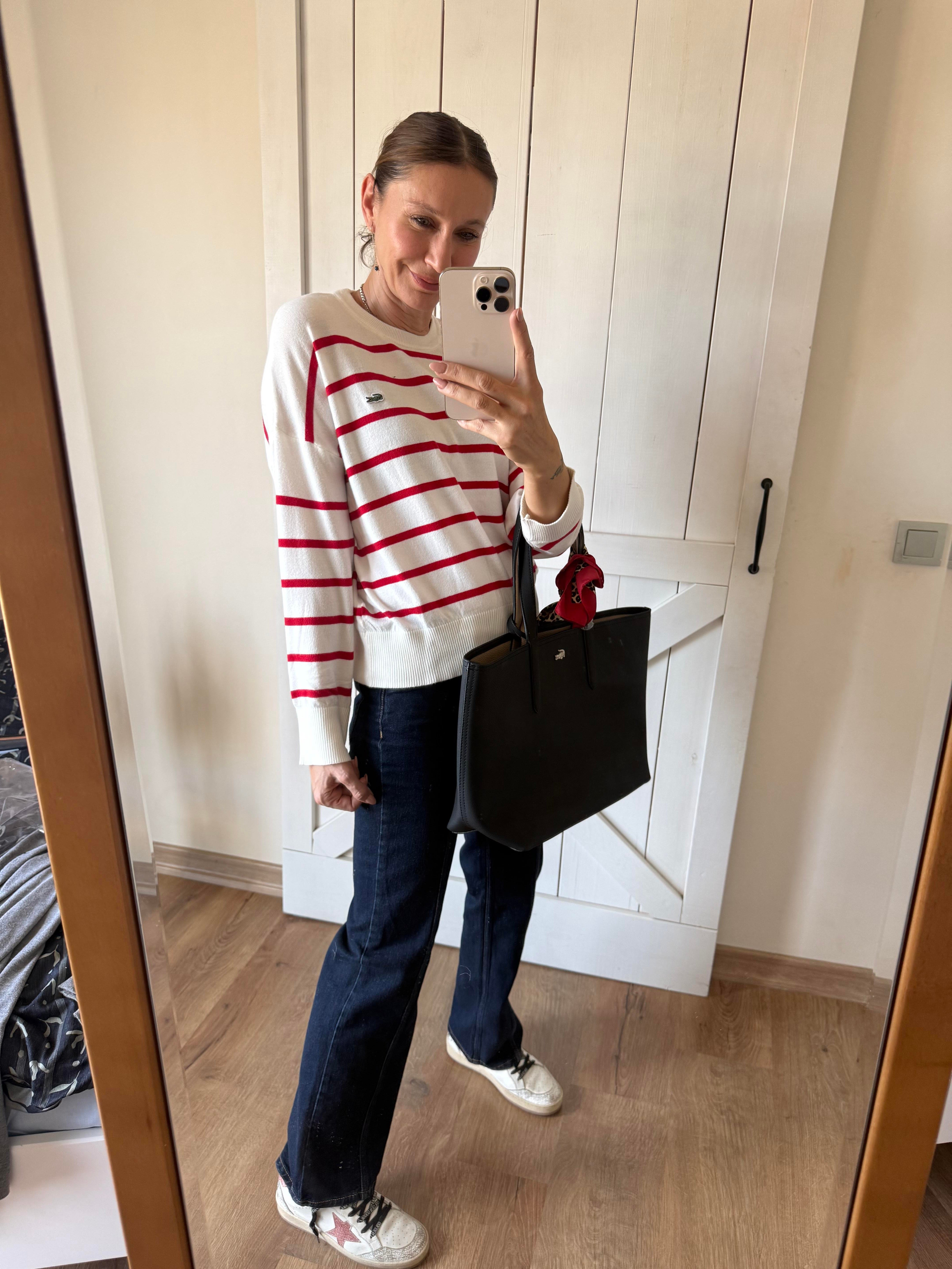 Kırmızı Üzeri Beyaz Triko