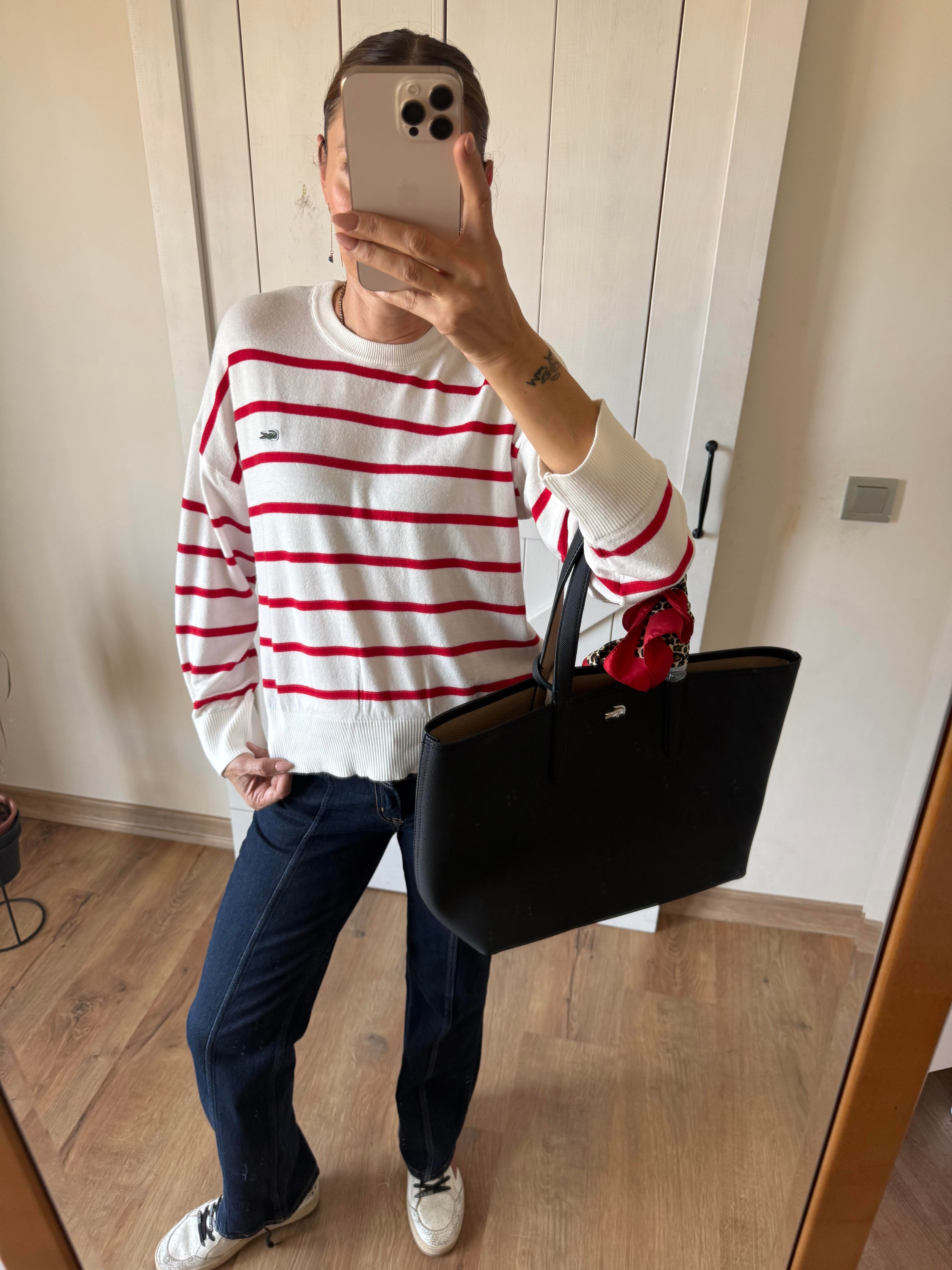 Kırmızı Üzeri Beyaz Triko