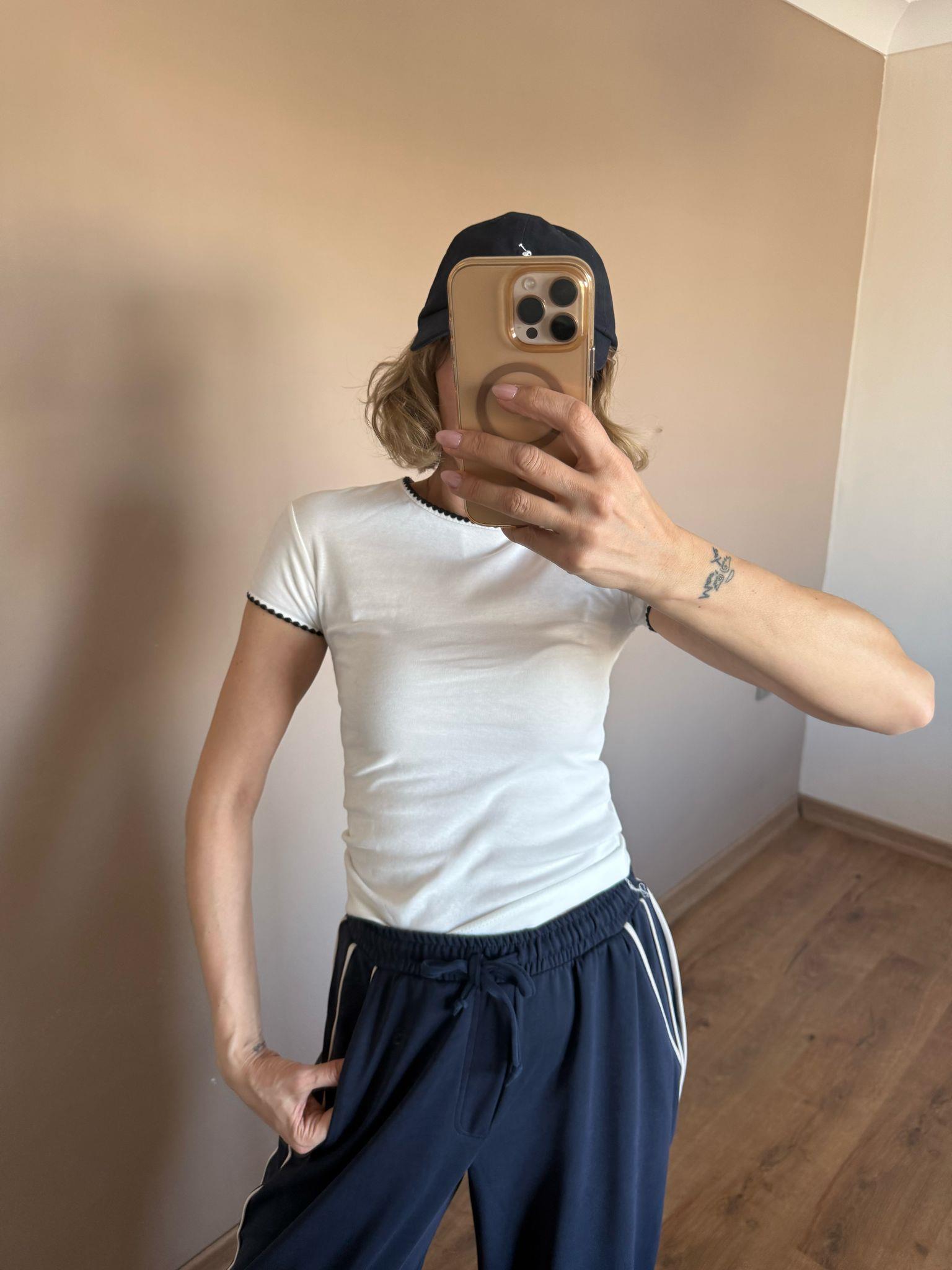 Kolları ve Yakası Biyeli Beyaz Tshirt