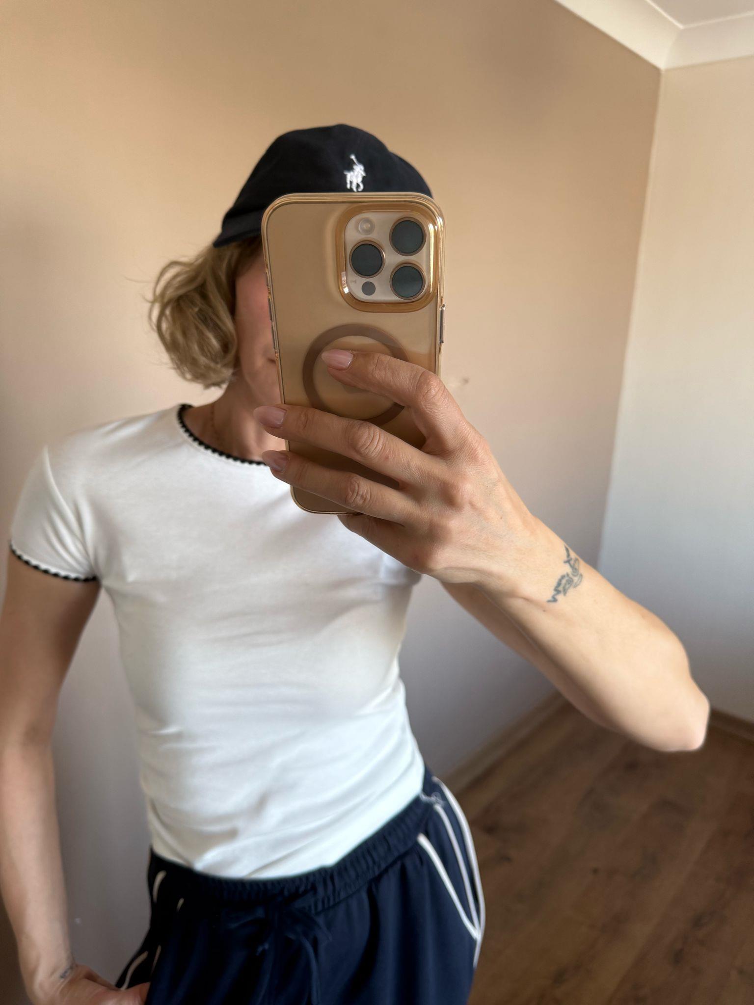 Kolları ve Yakası Biyeli Beyaz Tshirt