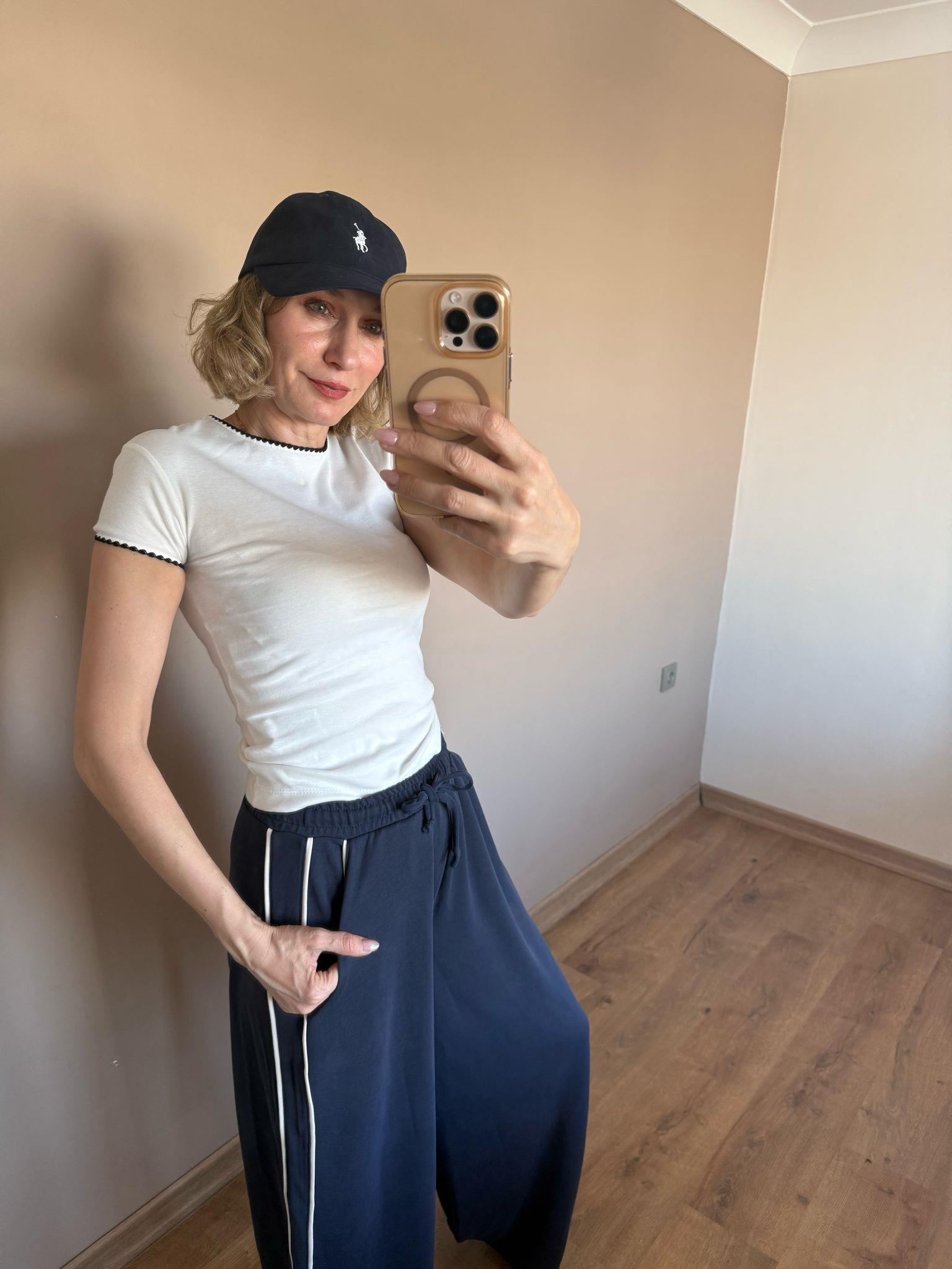 Kolları ve Yakası Biyeli Beyaz Tshirt