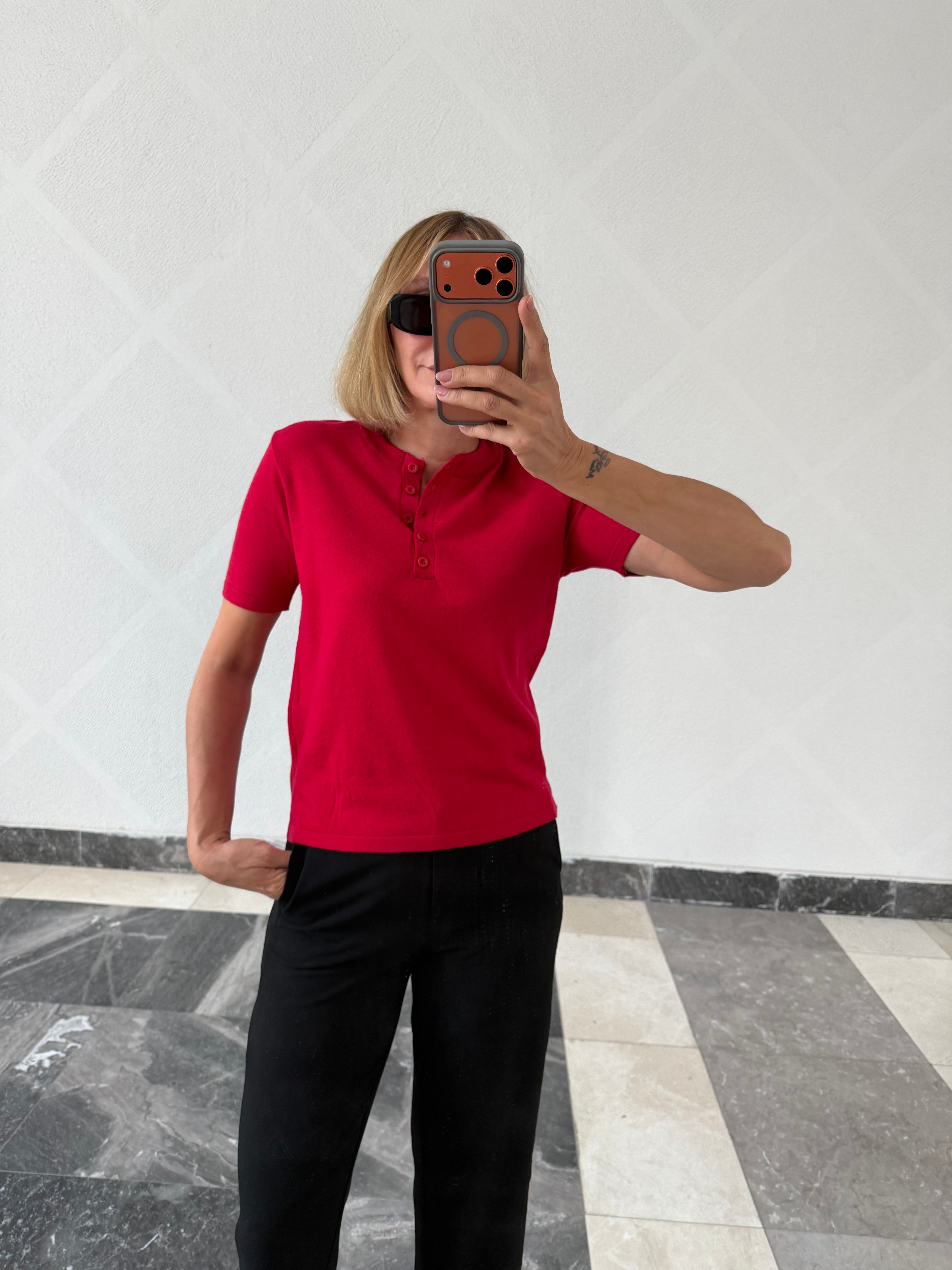 Kos Yarım Düğmeli Kırmızı Triko Tshirt