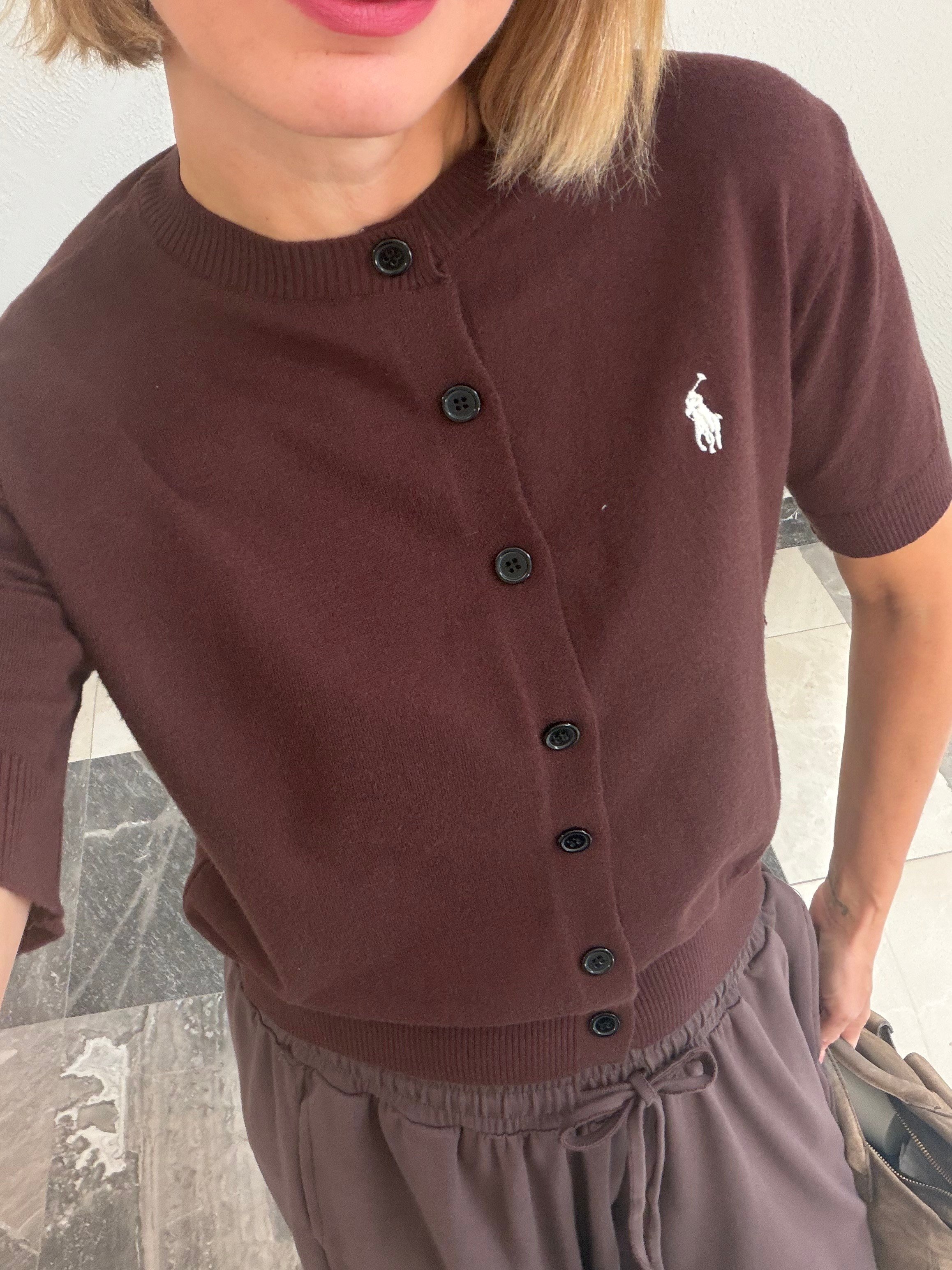 Logolu Düğmeli Kahve Hırka