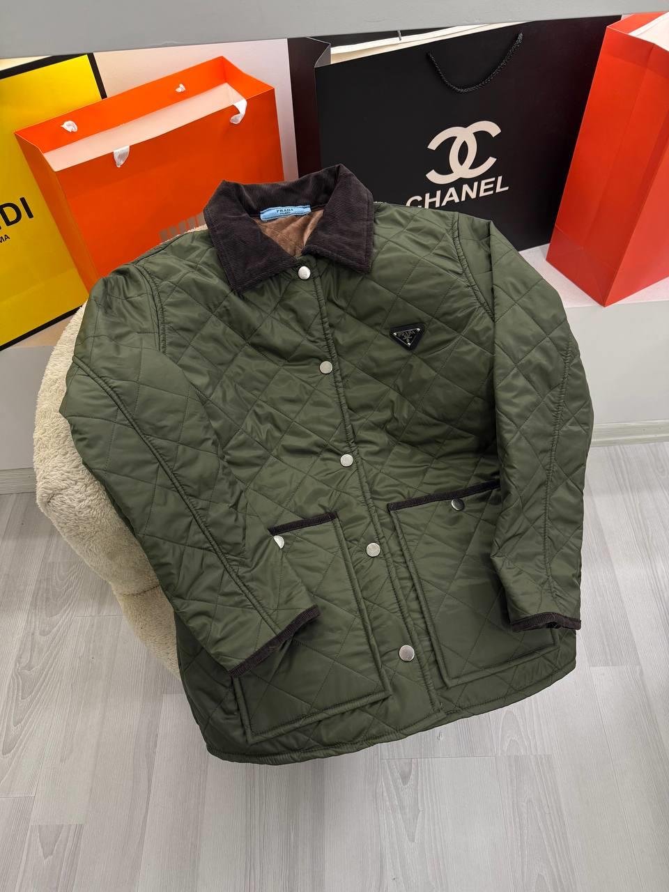 Luxury Kapitone Haki Mont