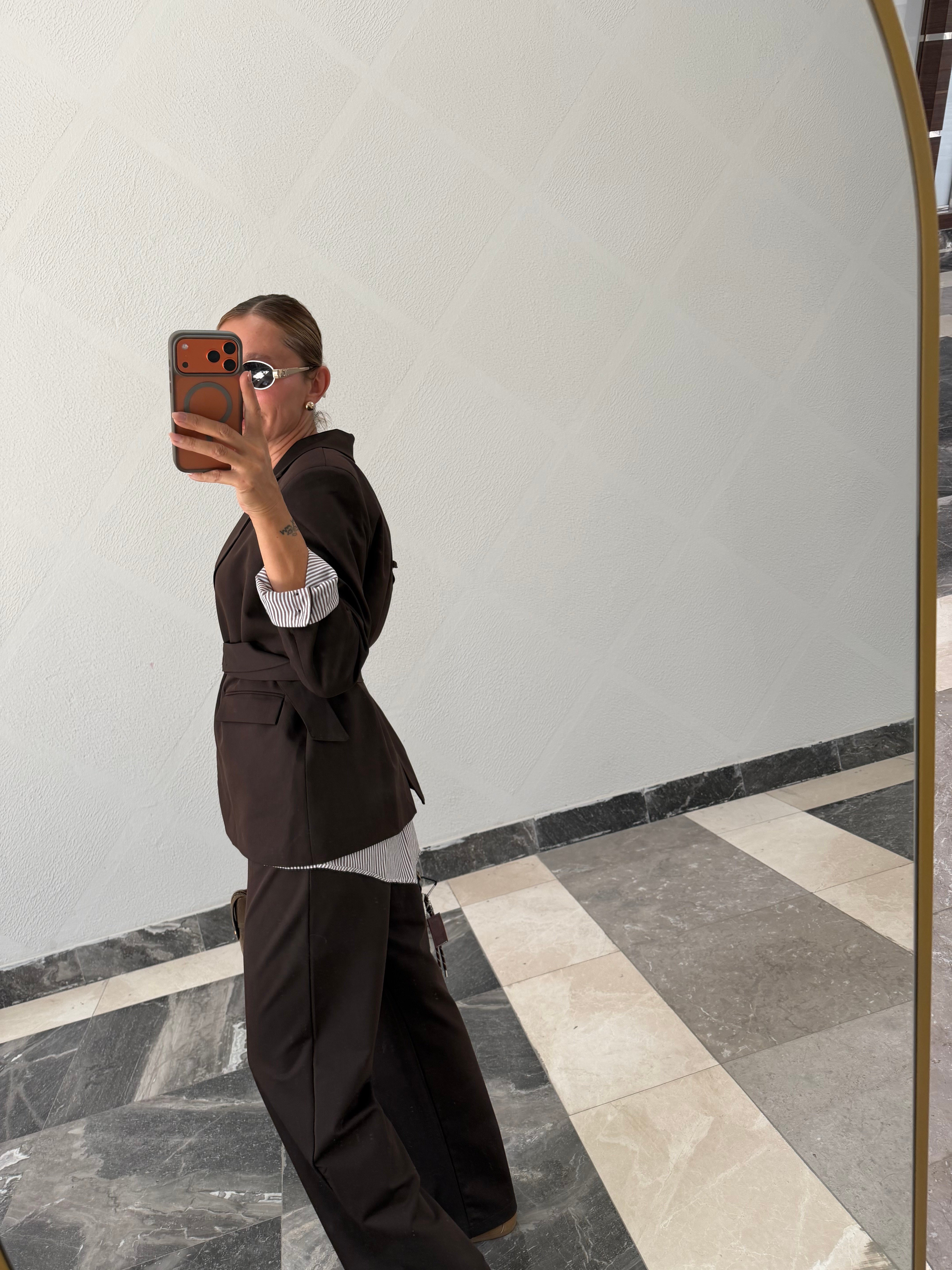Marka Model Arkası Yırtmaçlı, Kemerli, Acıkahve Ceket Takım