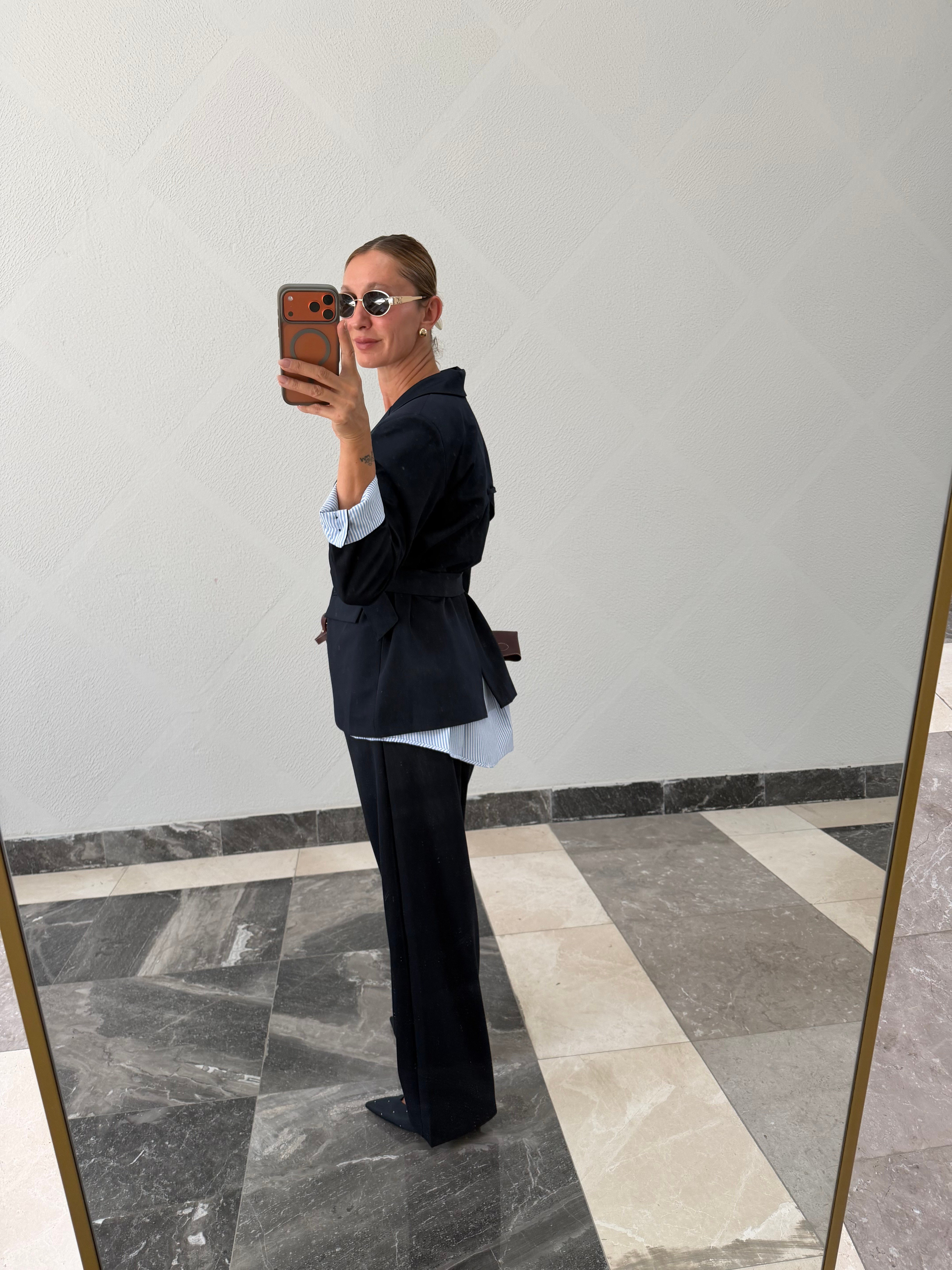 Marka Model Arkası Yırtmaçlı, Kemerli, Lacivert Ceket Takım