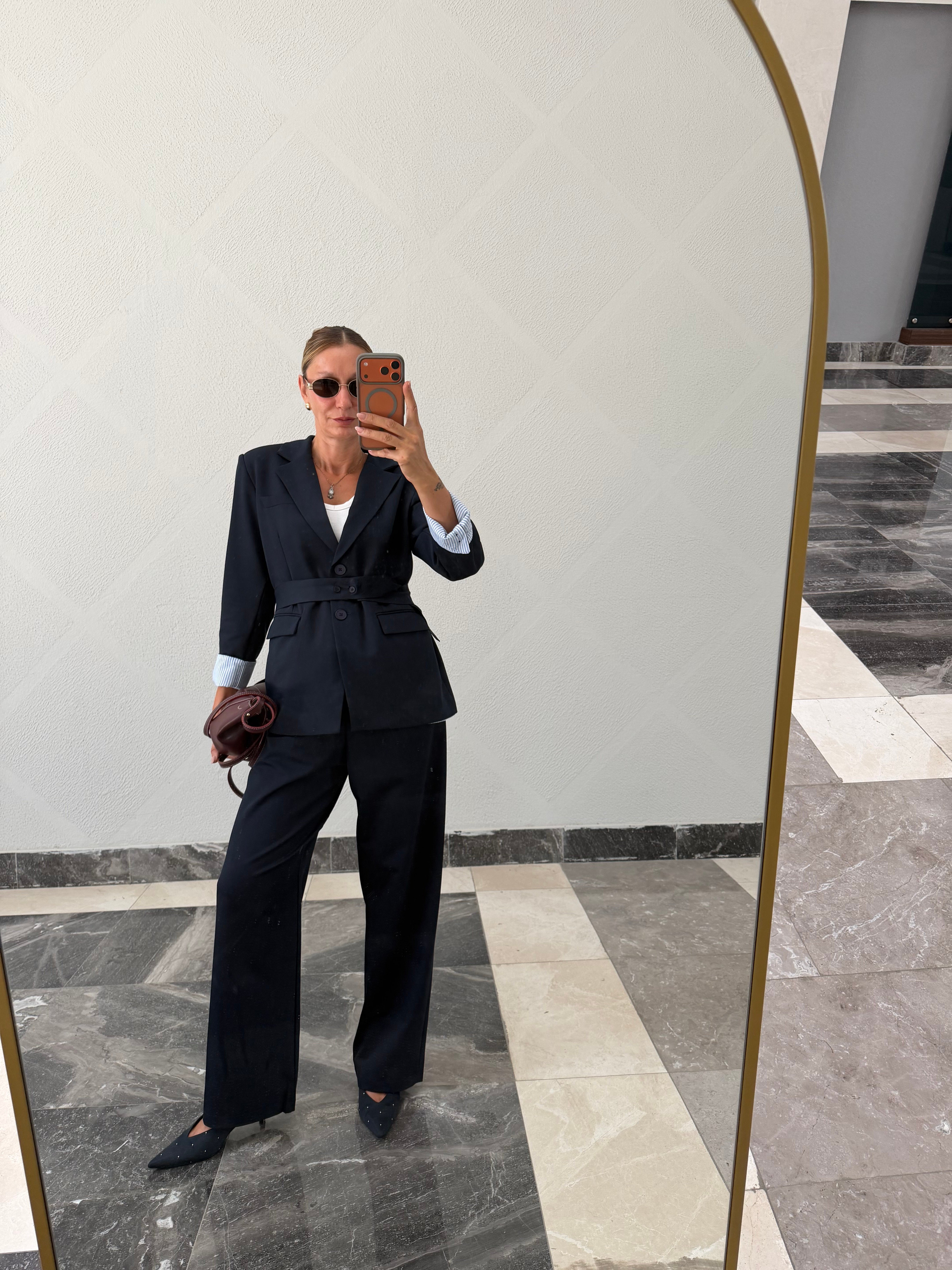 Marka Model Arkası Yırtmaçlı, Kemerli, Lacivert Ceket Takım