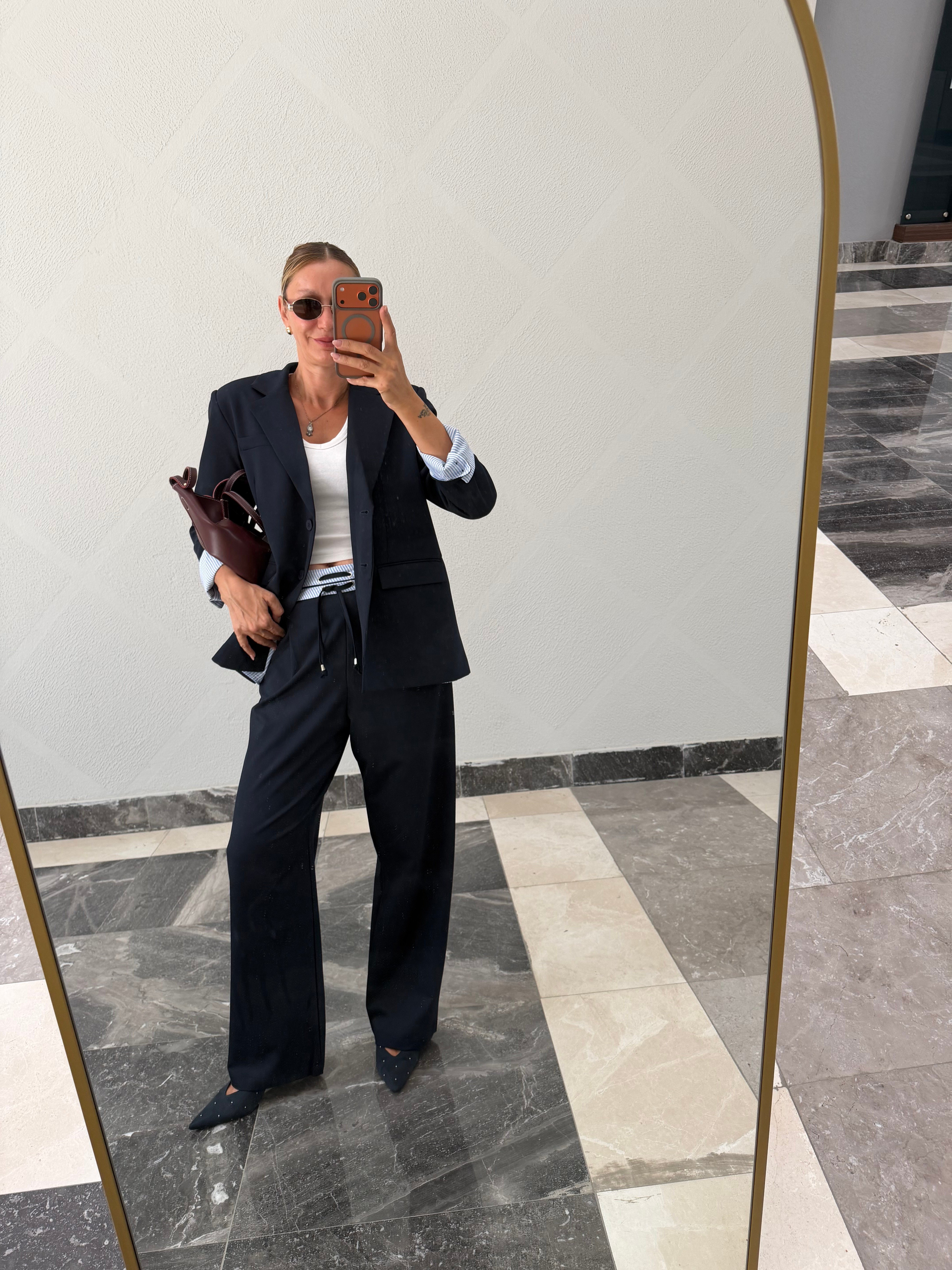 Marka Model Arkası Yırtmaçlı, Kemerli, Lacivert Ceket Takım