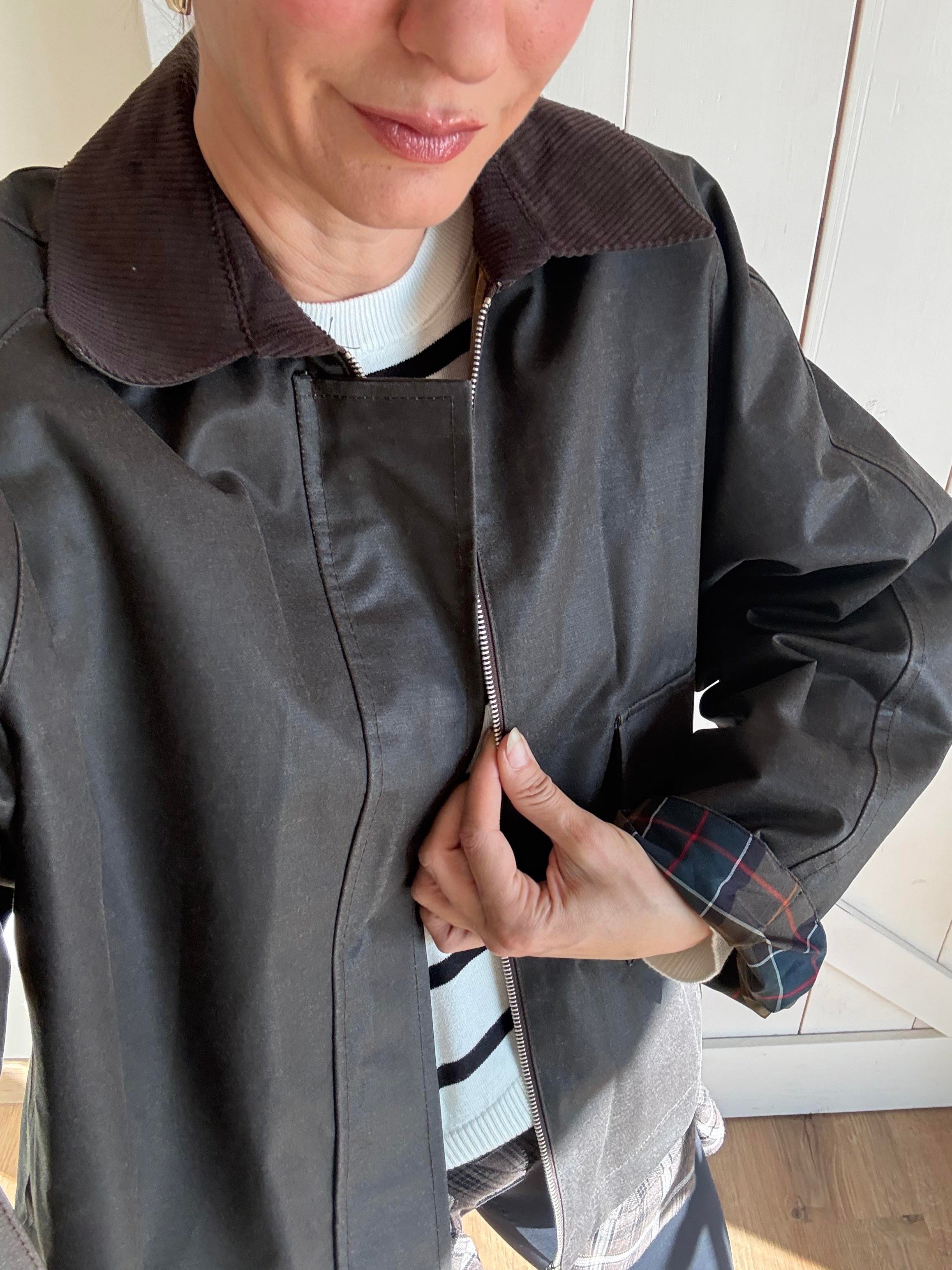 Marka Model İçi Ekoseli Yağlı Kumaş Haki Parka