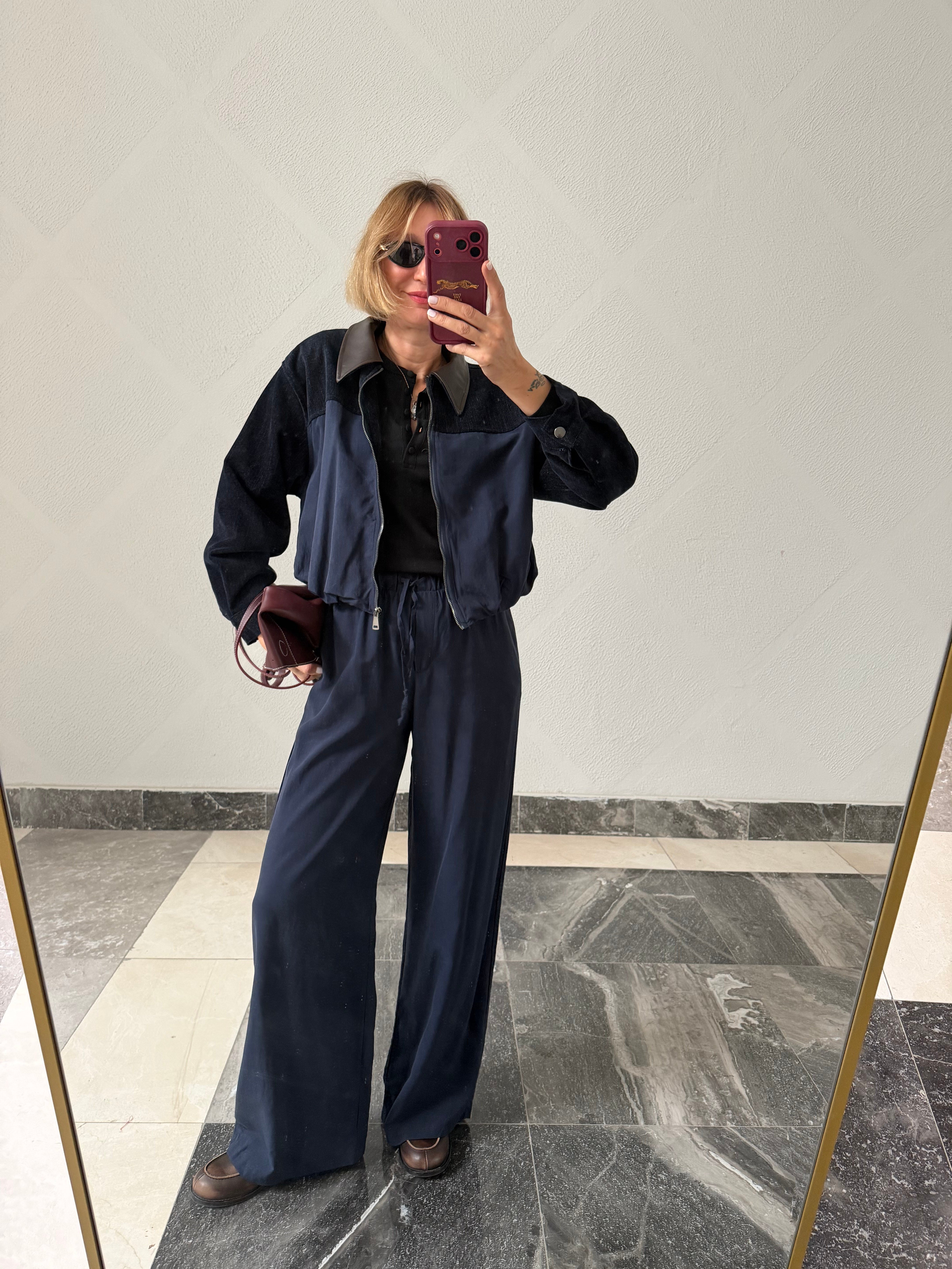 Marka Model Lacivert Deri Yakalı Takım
