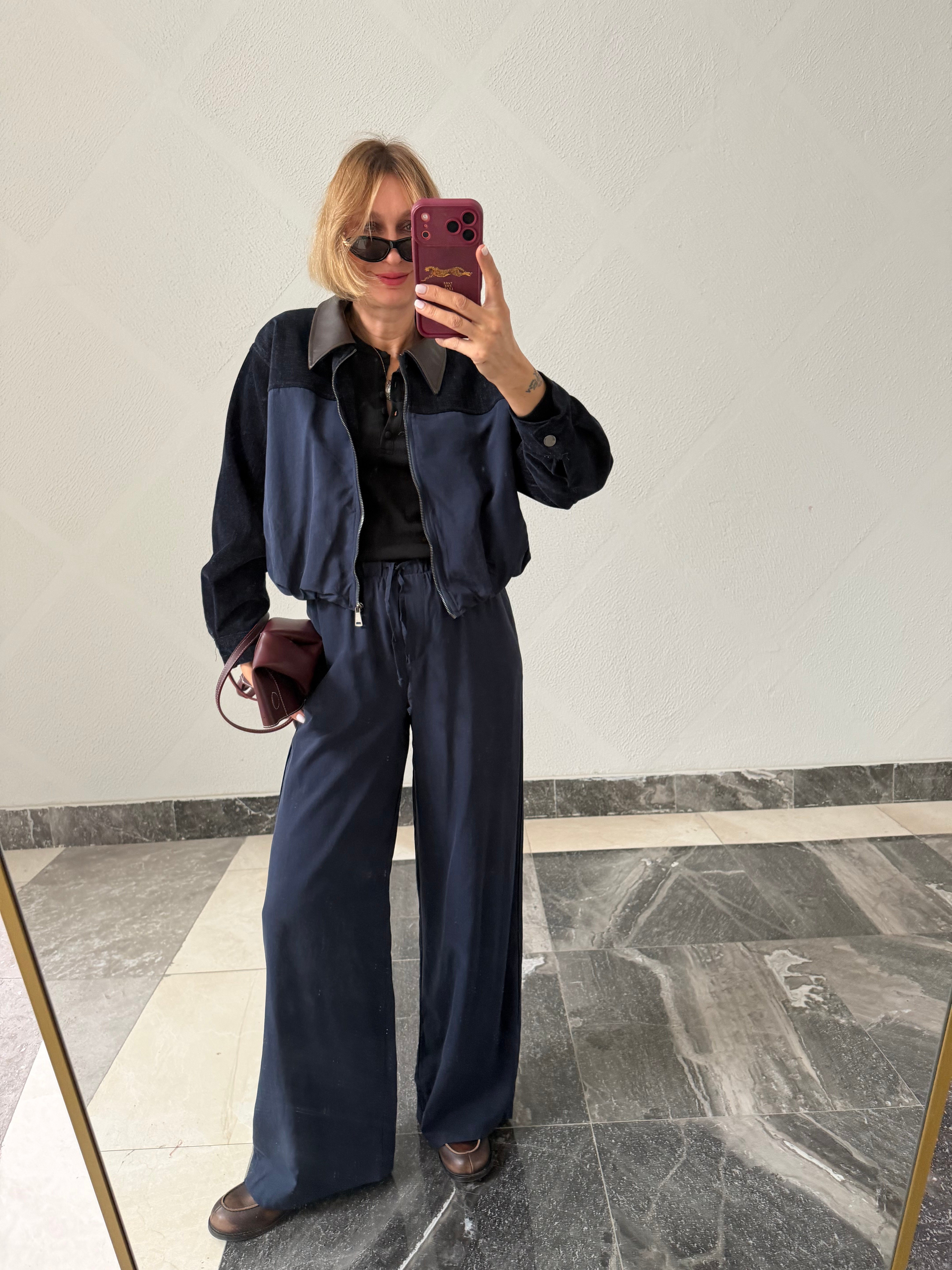 Marka Model Lacivert Deri Yakalı Takım