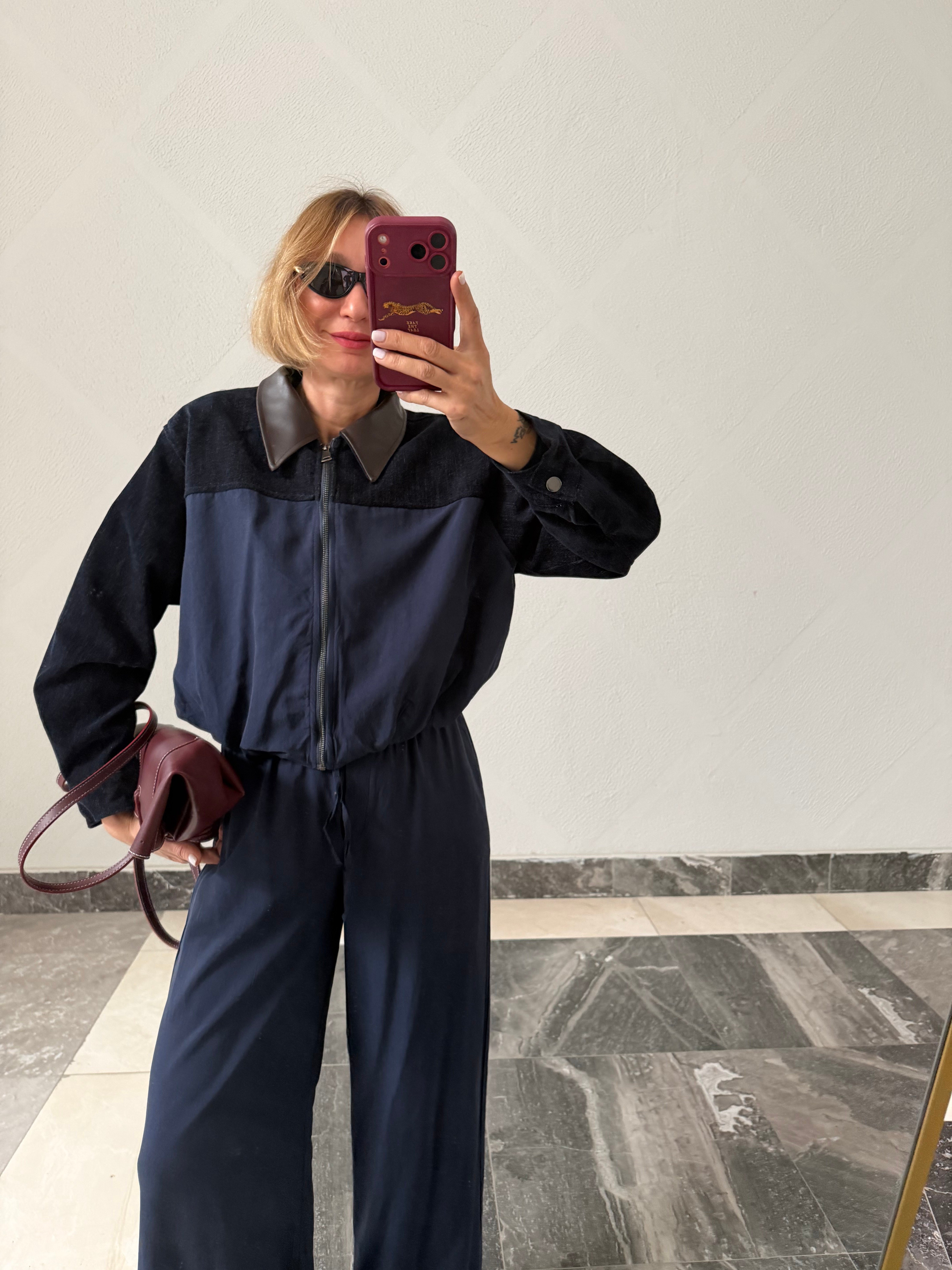 Marka Model Lacivert Deri Yakalı Takım