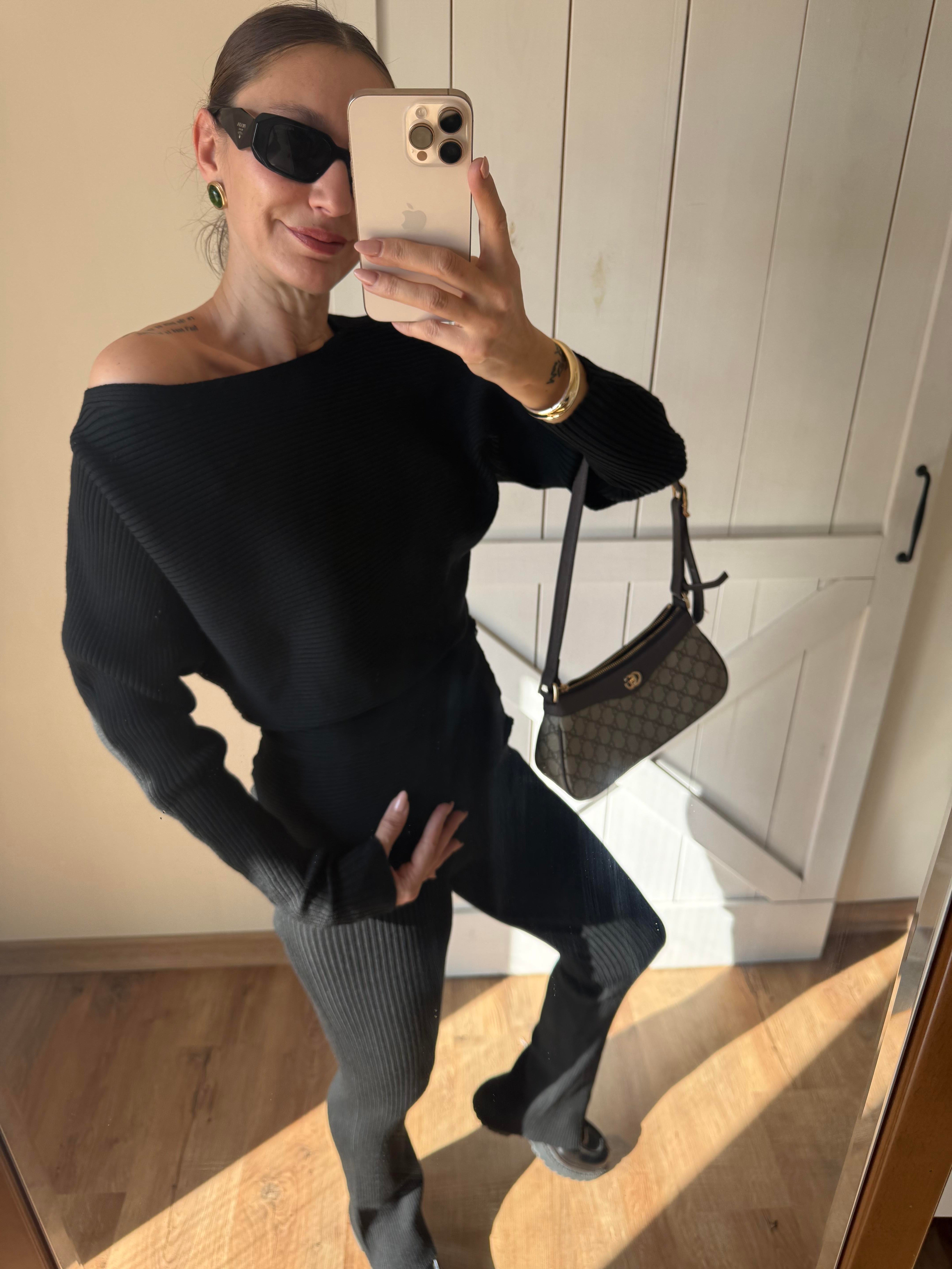 Marka Model Siyah Omuz Detaylı Triko Takım